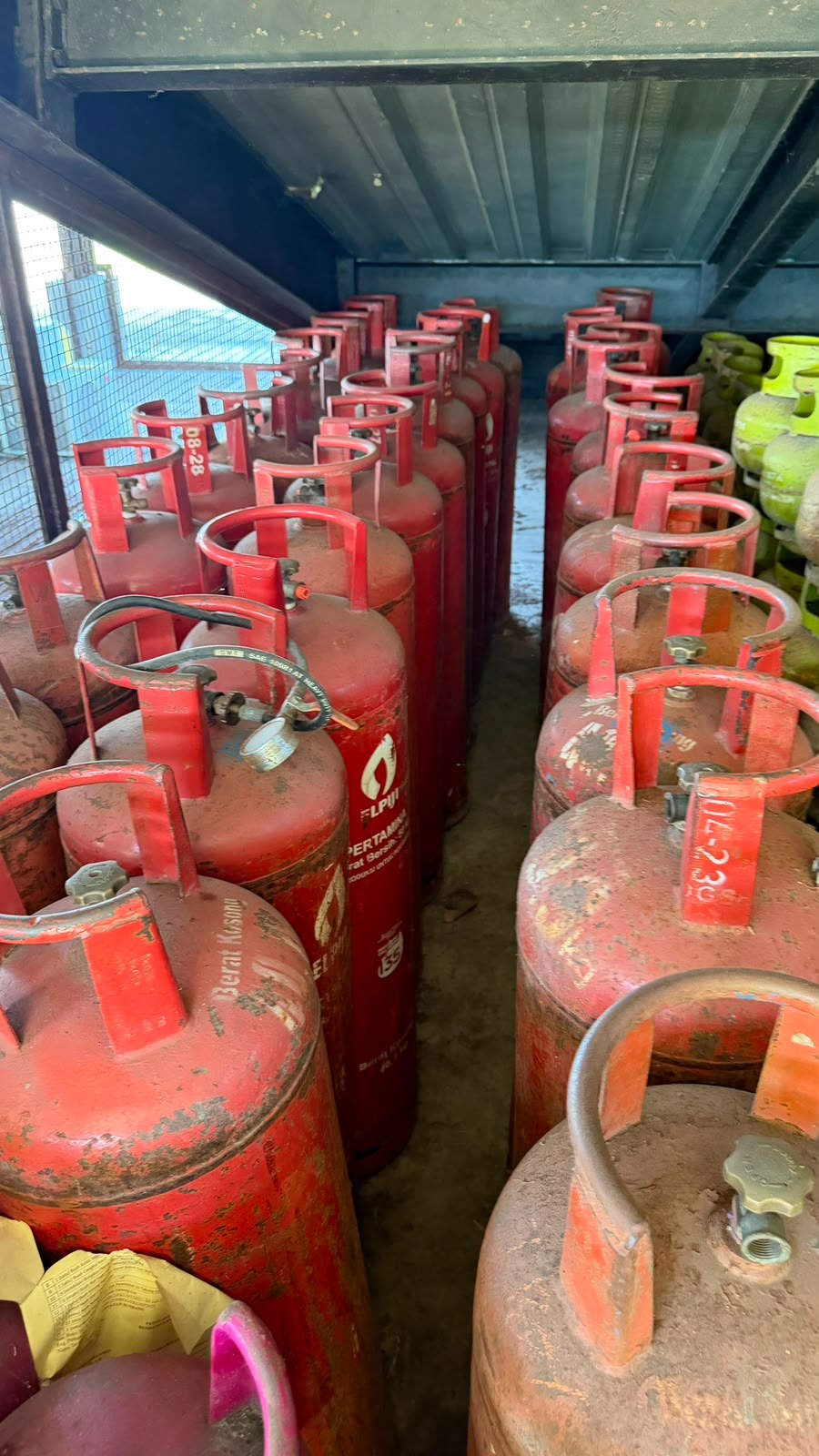 Tabung Gas 50kg sebanyak 30 Tabung yg berisi gas 19 buah dan yg kosong 11 buah