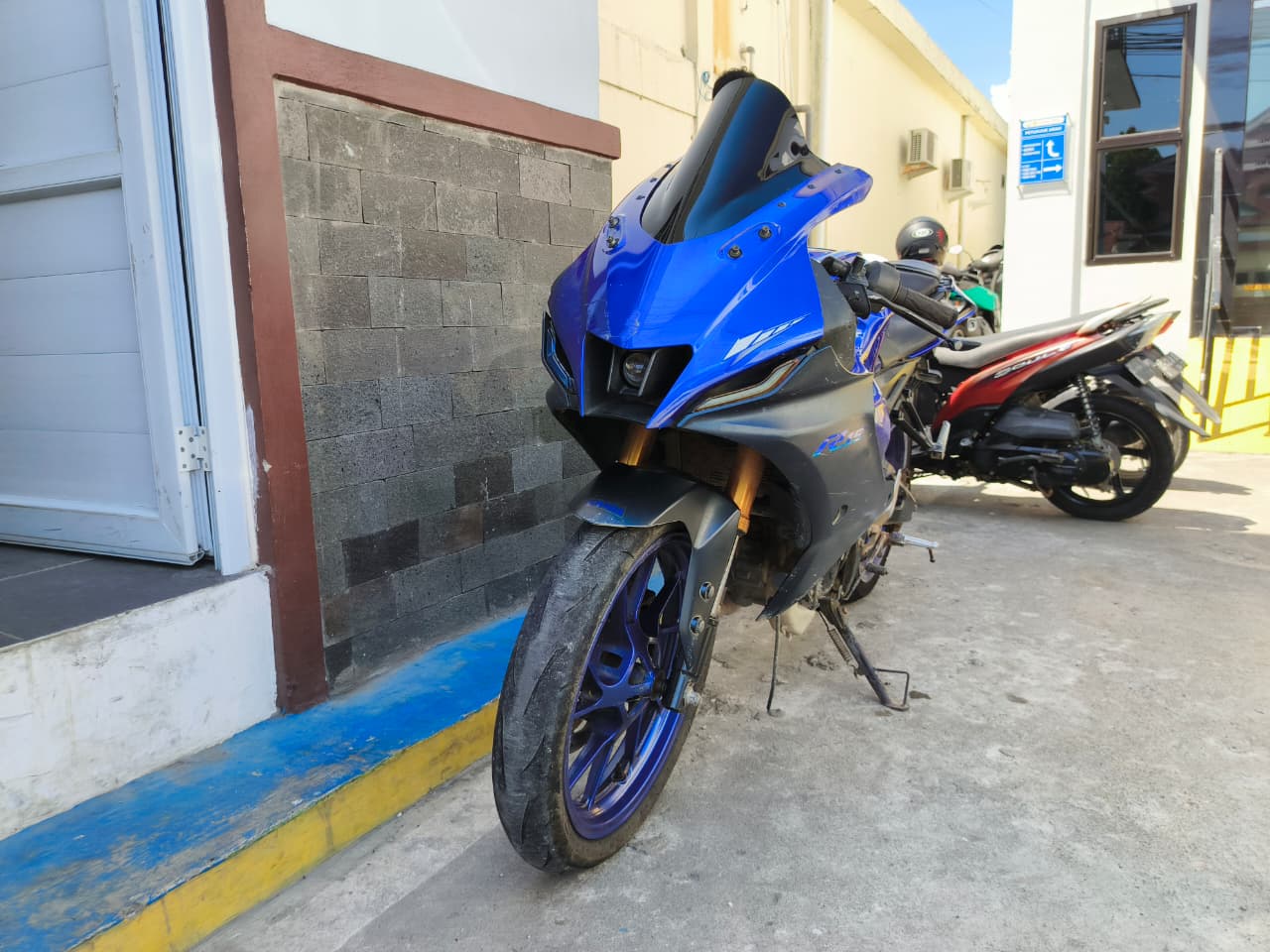 1 (satu) Unit Sepeda Motor Merk Yamaha R-15 Warna Biru dengan Nomor Rangka MH3RG7860NK002093;