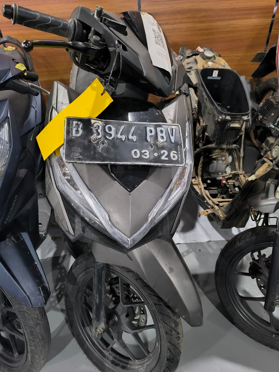 unit Sepeda motor honda Vario warna coklat Nomor polisi B 3944 PBV berikut STNK