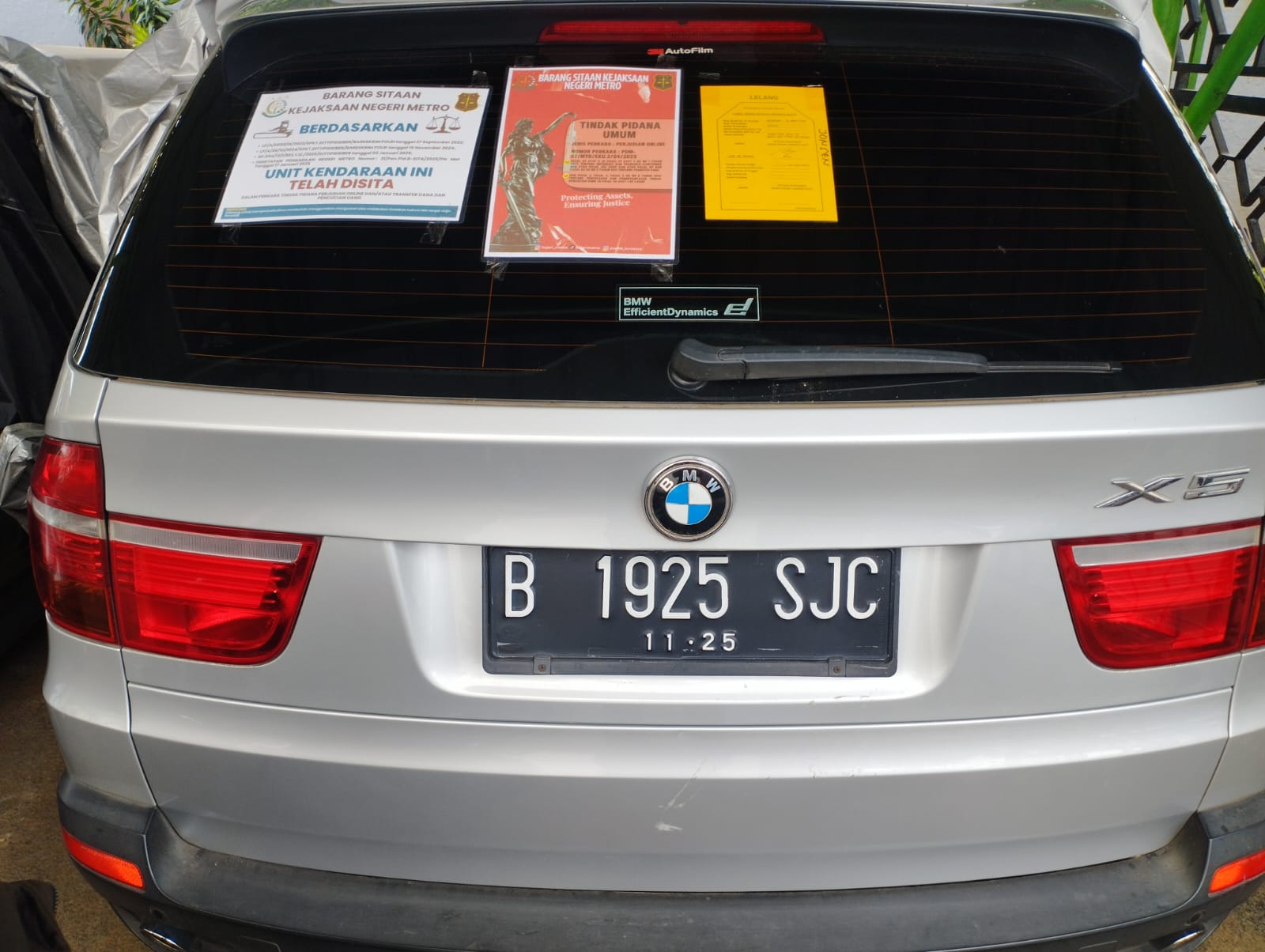 kendaraan bermotor roda 4 (empat) merk BMW tipe X5,Nopol : B-1925-SJC, tahun 2010,
warna abu-abu metalik, NOKA : WBAFE4208ALK99413, NOSIN : 04107300, atas nama STNK : HJ.
ANI MAHARANI MUCHTAR
