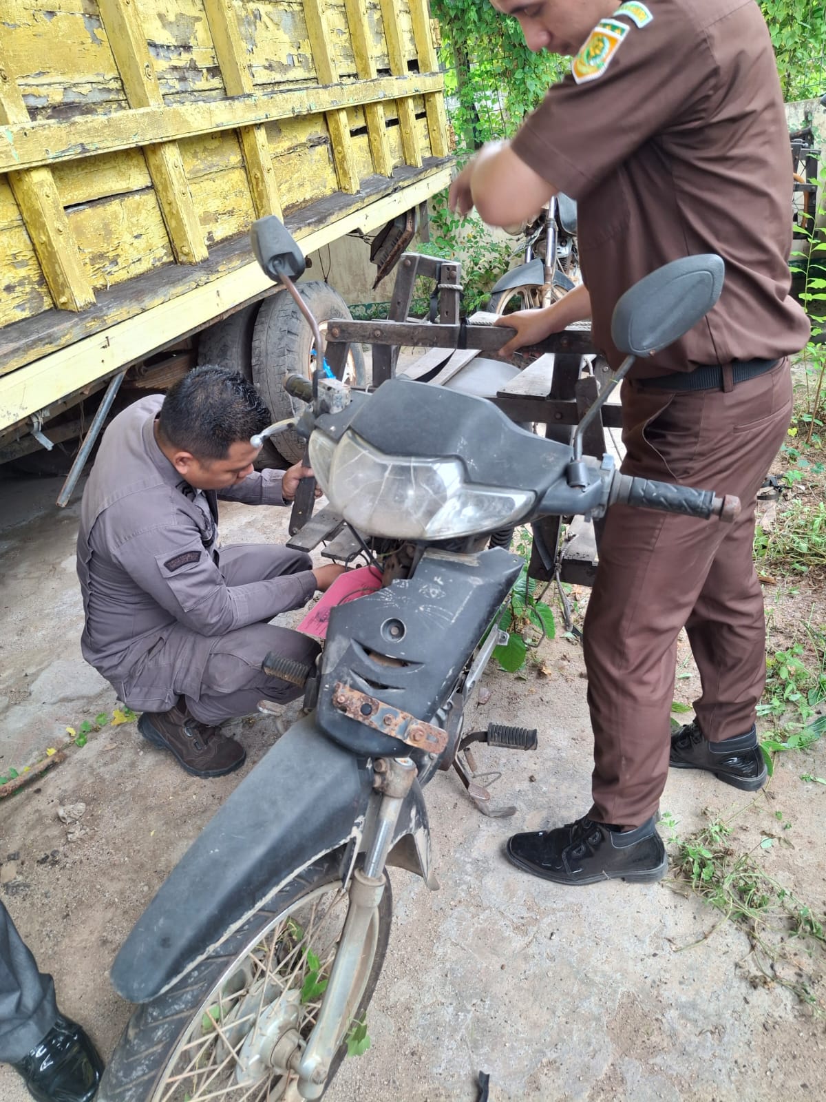 1 (Satu)  Unit Sepeda motor merek Honda Supra Fit tanpa Nomor Polisi dengan Nomor Rangka MH1HB21175K932086,Nomor Mesin ; H821E1904658;