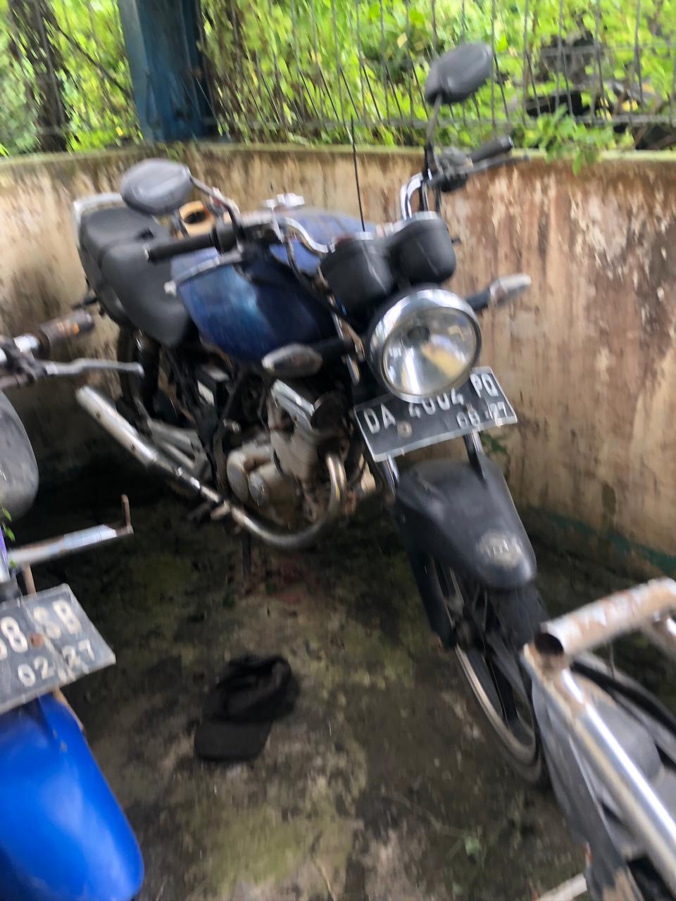 1 (Satu) unit sepeda motor merek  Suzuki Thunder Nomor Polisi : DA 4004 PQ dengan tangka jalan yang telah dimodifikasi dengan Nomor Rangka : MH8EN125A7J428130,nomor Mesin : F4051ID428335;