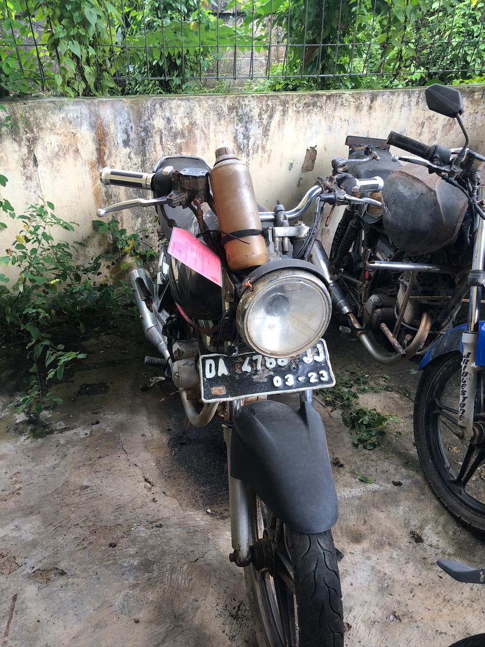 1 (Satu) unit sepeda motor merek  Suzuki Thunder Nomor Polisi : DA 4788 JJ dengan tangki jalan yang telah dimodifikasi dengan Nomor Rangka : MH8EN125A8J501000,nomor Mesin : F406ID501055; 