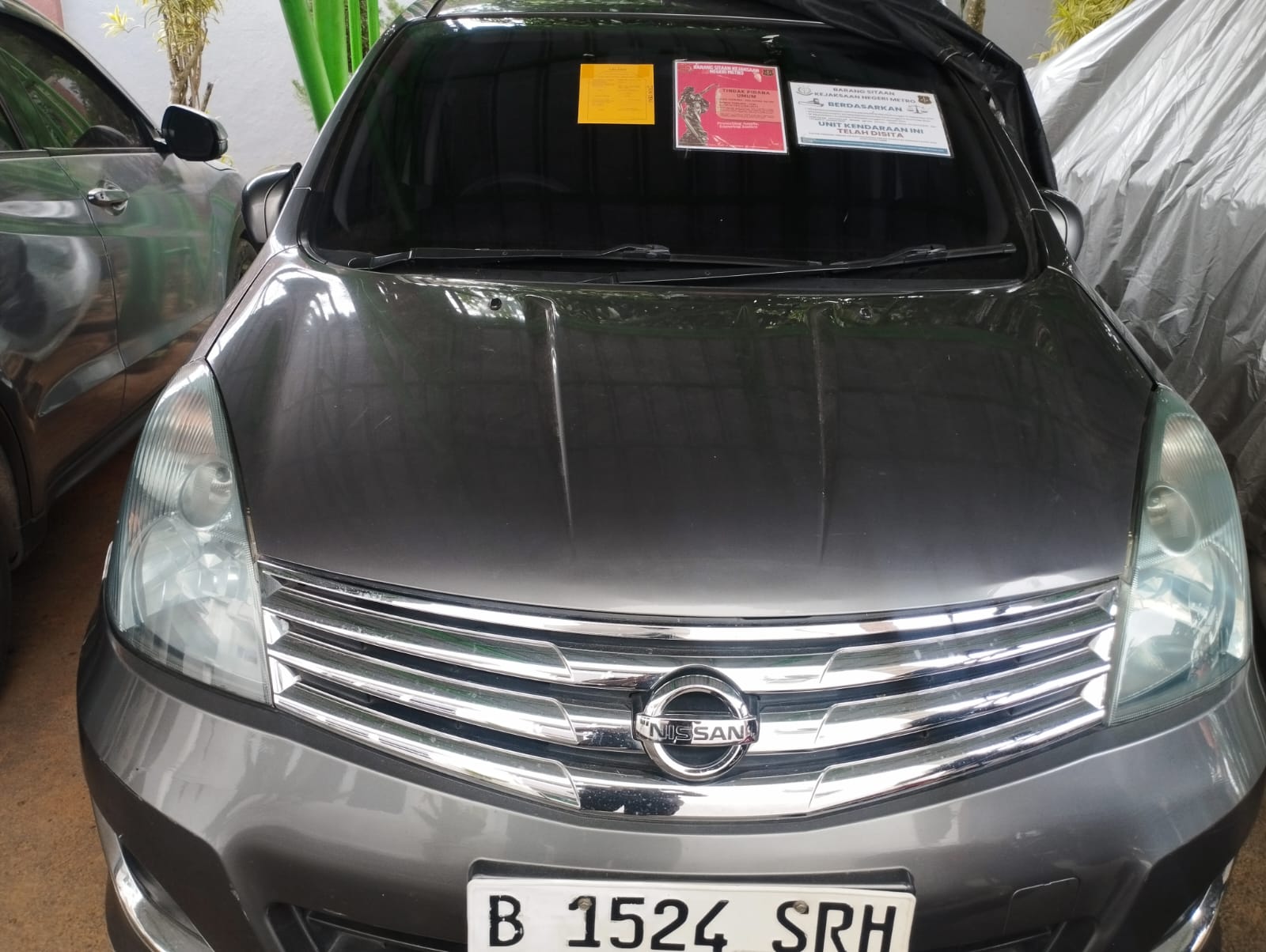 kendaraan bermotor roda 4 (empat) merk NISSAN, tipe Grand Livina, Nopol : B-1524-
SRH, tahun 2012, warna abu-abu tua metalik, NOKA : MHB61C61ACJ107426, NOSIN : HR15969608B,
atas nama : HARYO L PRAKOSA, berikut kunci kontak