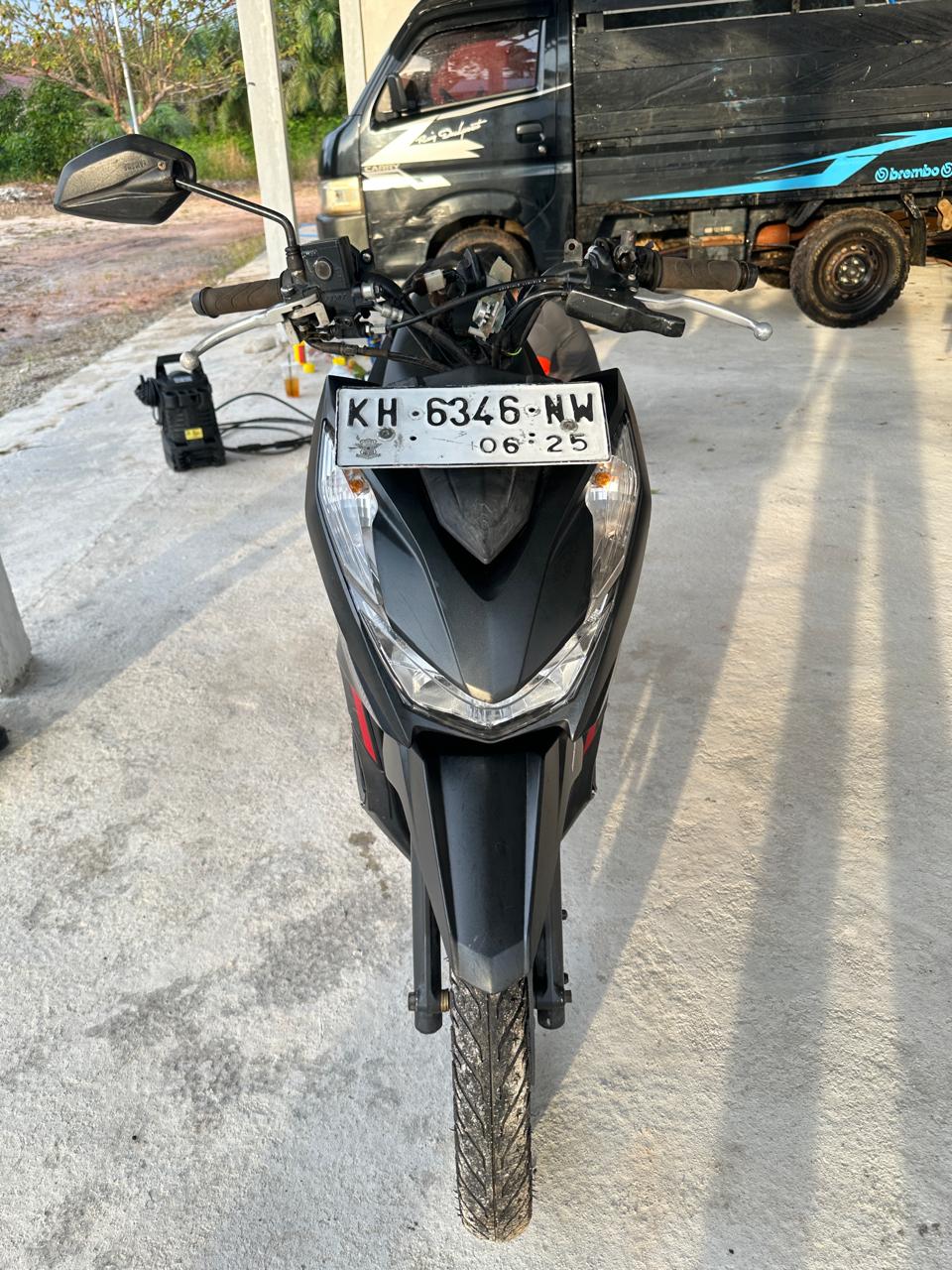 sepeda motor merk Honda Beat warna hitam No. Pol KH 6346 NW. No Rangka ; 
MH1JM91113MK799541 