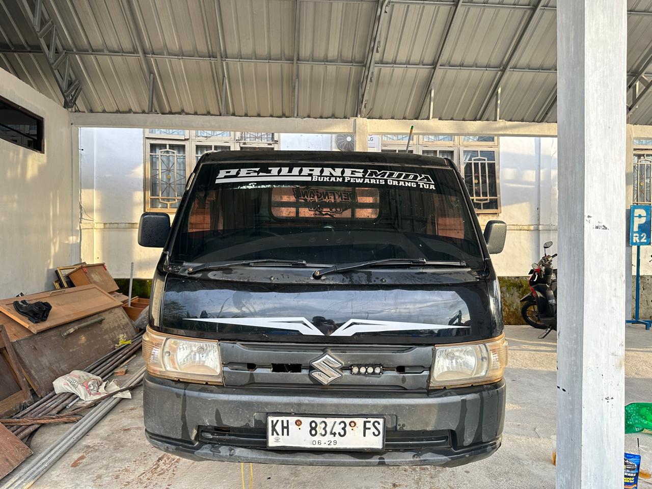 Mobil Pick Up Suzuki Carry warna hitam Nopol : KH 8343 FS