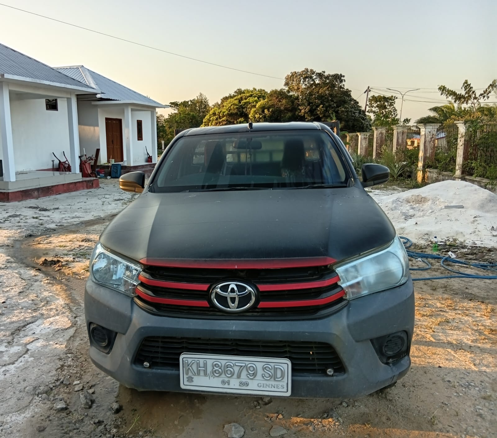 1 (satu) unit mobil merek Toyota type Hilux warna Putih (sekotlet warna hitam) dengan Nopol KH 8679 SD;