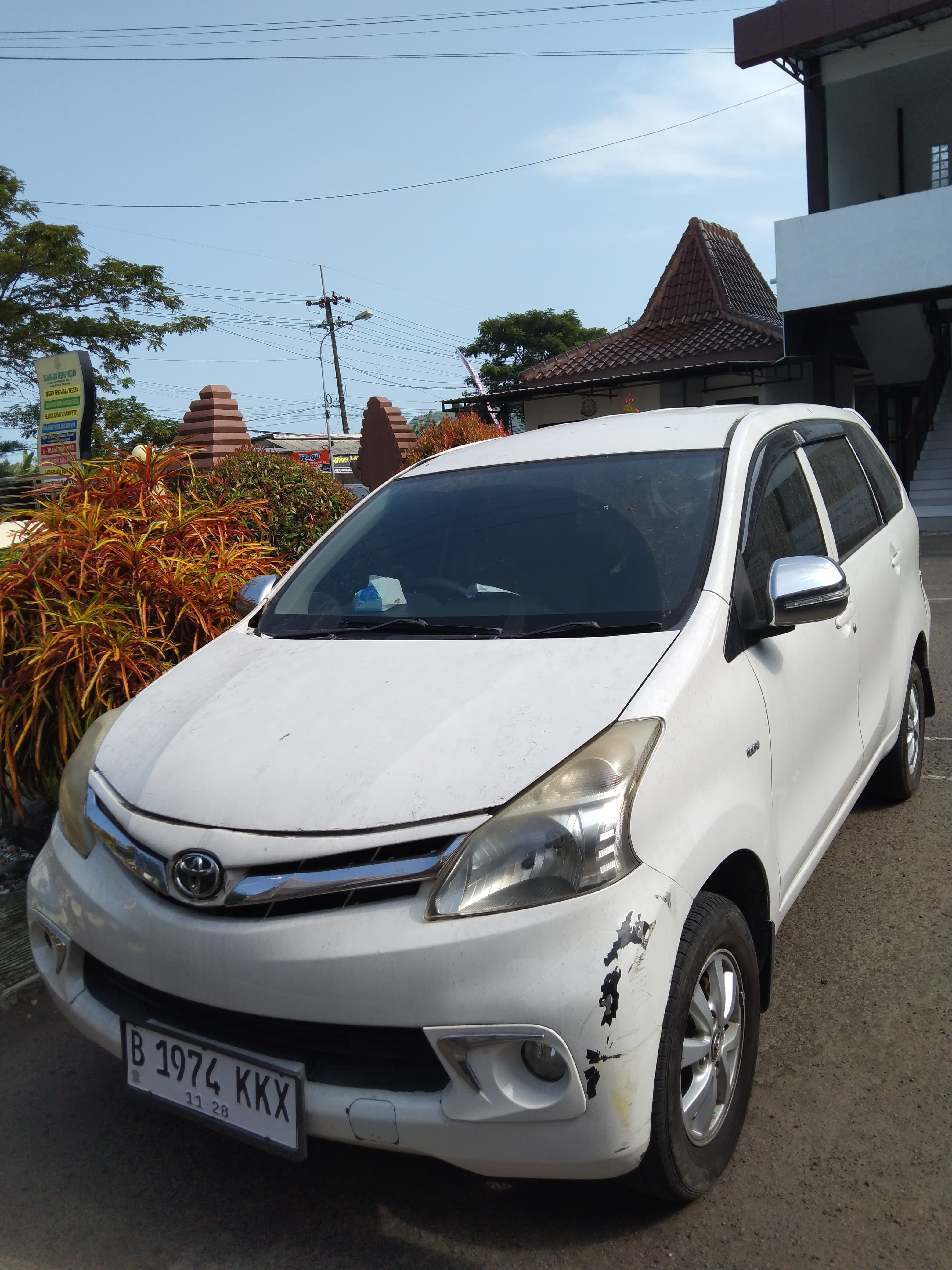 Kendaraan R4 merek Toyota Avanza warna putih dengan plat nomor B 1974 KKX beserta kunci kontak