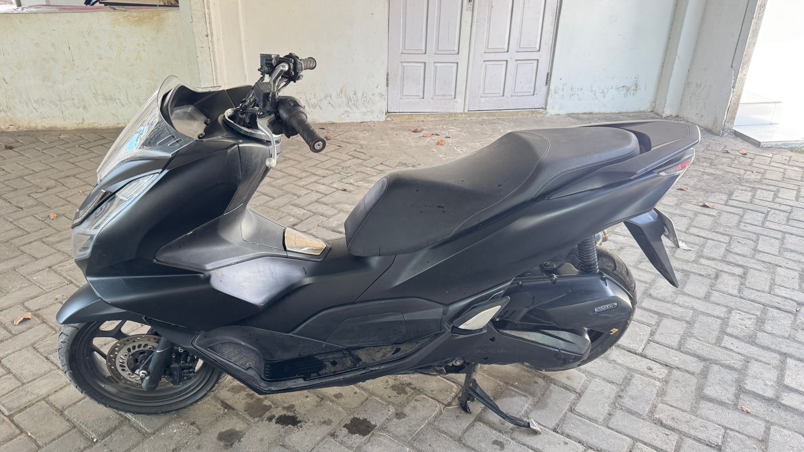 Sepeda Motor PCX warna hitam