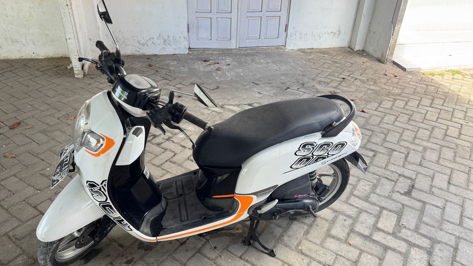 Sepeda Motor Honda SCOOPY warna putih hitam