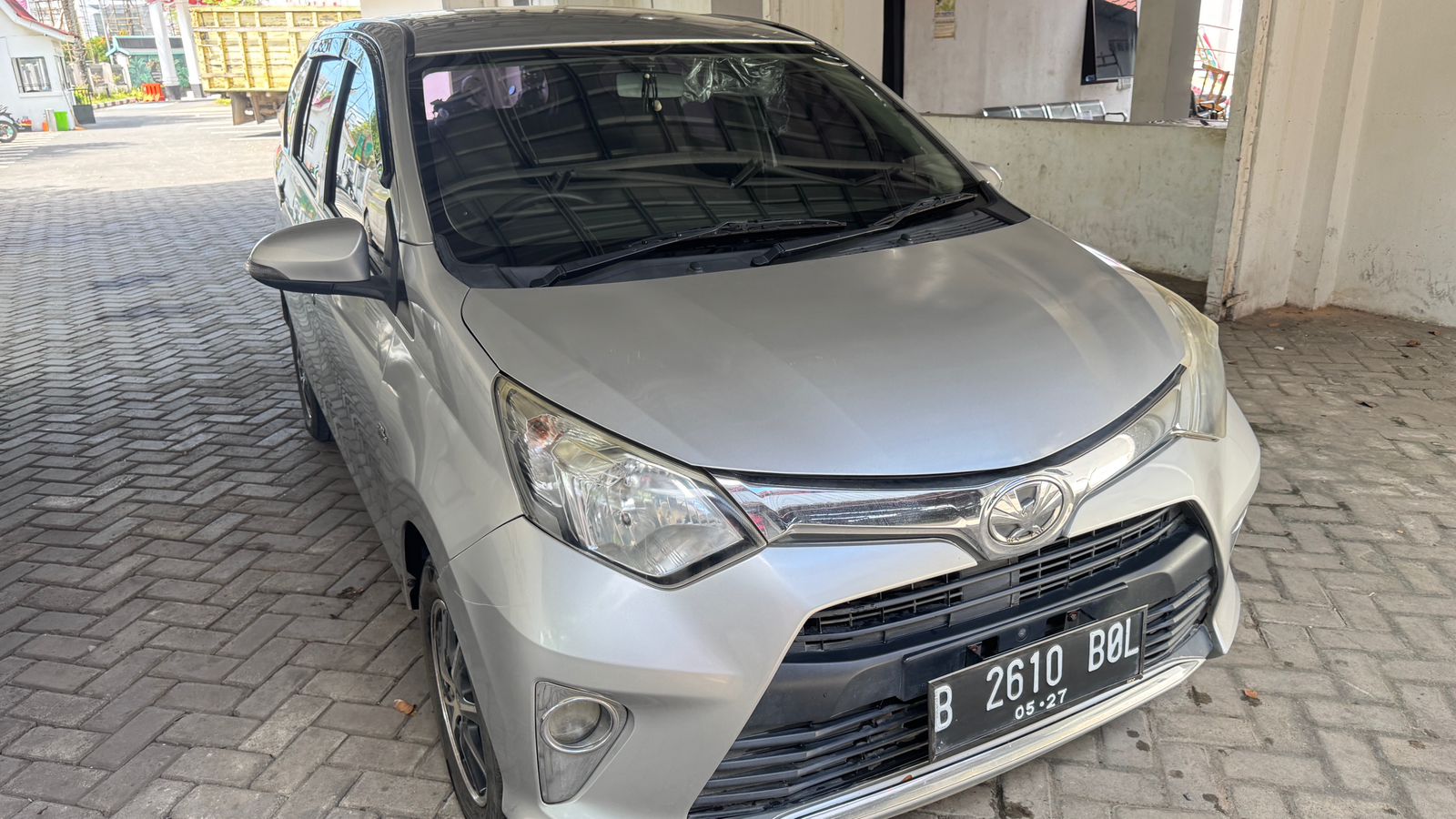 mobil Toyota Calya warna silver dengan nopol B 2160 BOL dengan nomor rangka MHKA66K6JHJ017293 dan nomor mesin 3NRH088348 beserta STNK atas nama PT AUTORENT LANCAR SEJAHTERA,kwitansi Mobil Toyota Calya warna silver,BPKB Mobil Toyota Calya warna silver