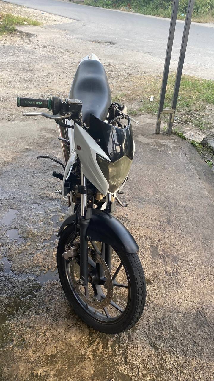 1 (satu) unit Suzuki satria FU bewarna putih.
