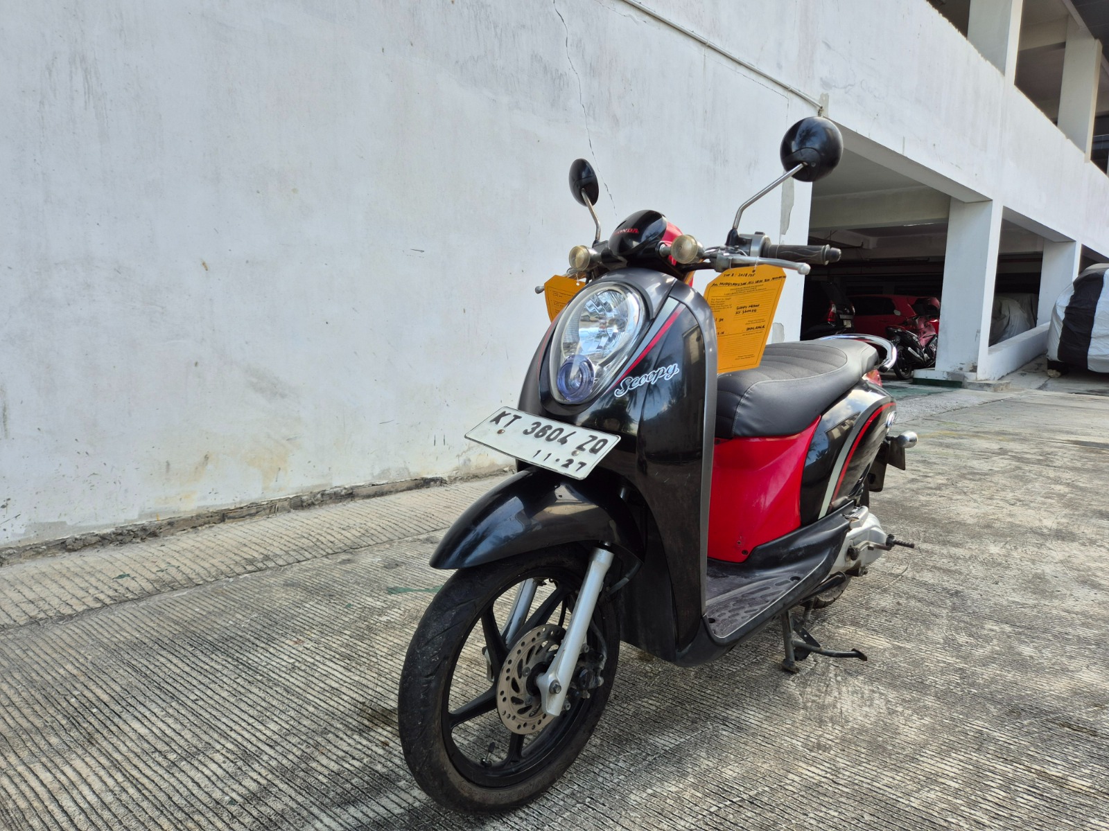 Sepeda Motor Merk Honda Scoopy warna hitam