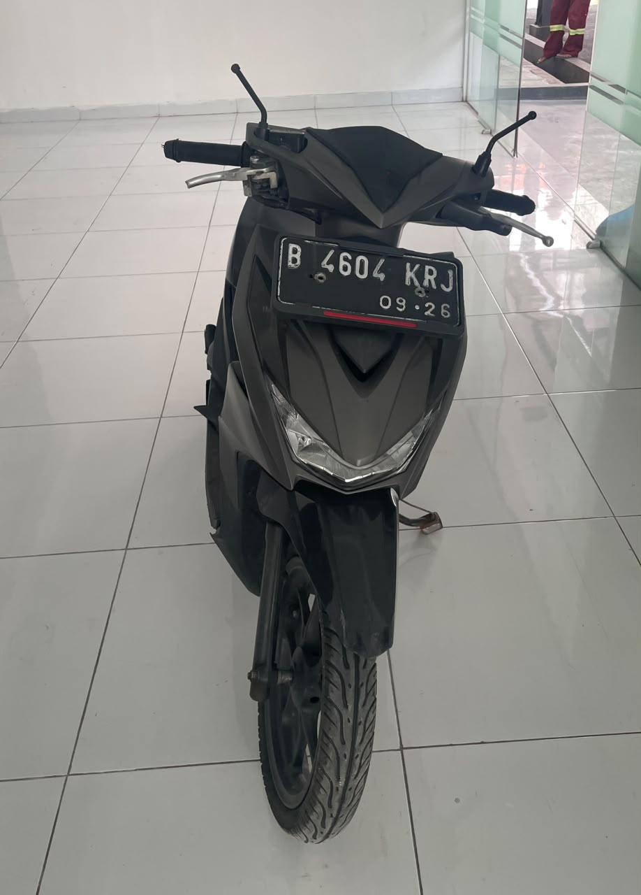1 (satu) unit sepeda motor merk/jenis Honda Beat dengan No.Pol : B-4604-KRJ (plat no palsu) warna hitam silver No.Sin: JM81E2440450, No.Ka : MH1JM8128PK438569 berikut kunci kontak