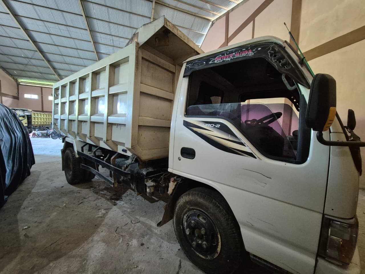 Mobil Dump Truck merk Isuzu warna putih tanpa plat Nomor Polisi dengan Nomor Rangka : MHCNK71LYCJ031505, Nomor Mesin : B031505 beserta kunci kontaknya dan STNK Mobil Dump Truck merk Isuzu warna putih dengan Nomor Polisi DA 8454 PL, Nomor Rangka : MHCNK71LYCJ031505, Nomor Mesin : B031505 atas nama H. MUHAMMAD