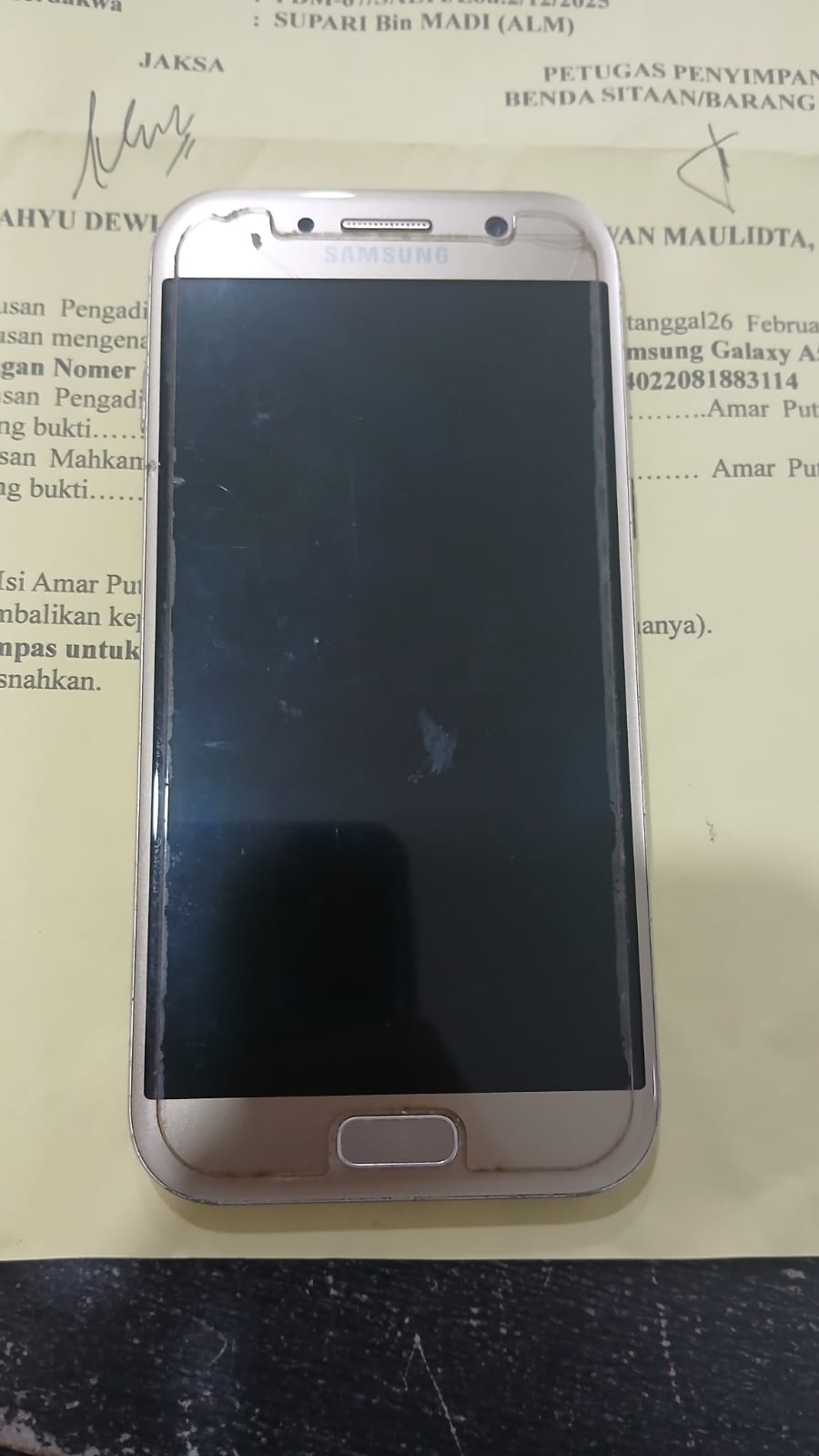 > HP merk SAMSUNG GALAXY A5 warna Gold dengan Nomer IMEI 1
354021081883116 dan IMEI 2 : 354022081883114;
