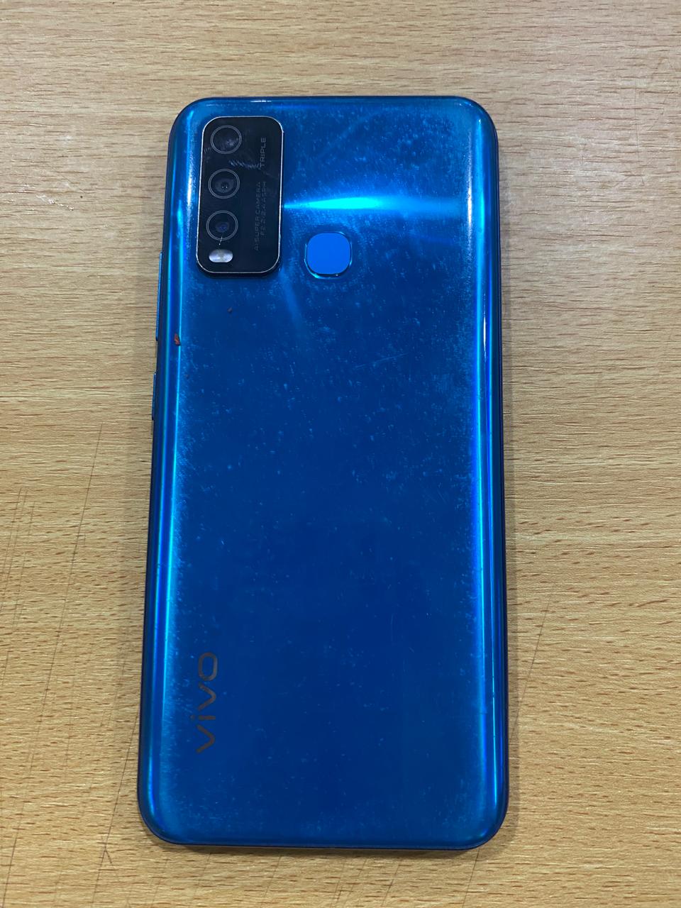 handphone merk VIVO Y30Iwarna biru terpasang case silicon warna

hitam putih IMEI 1 866541057832533 IMEI 2 866541057832525;
