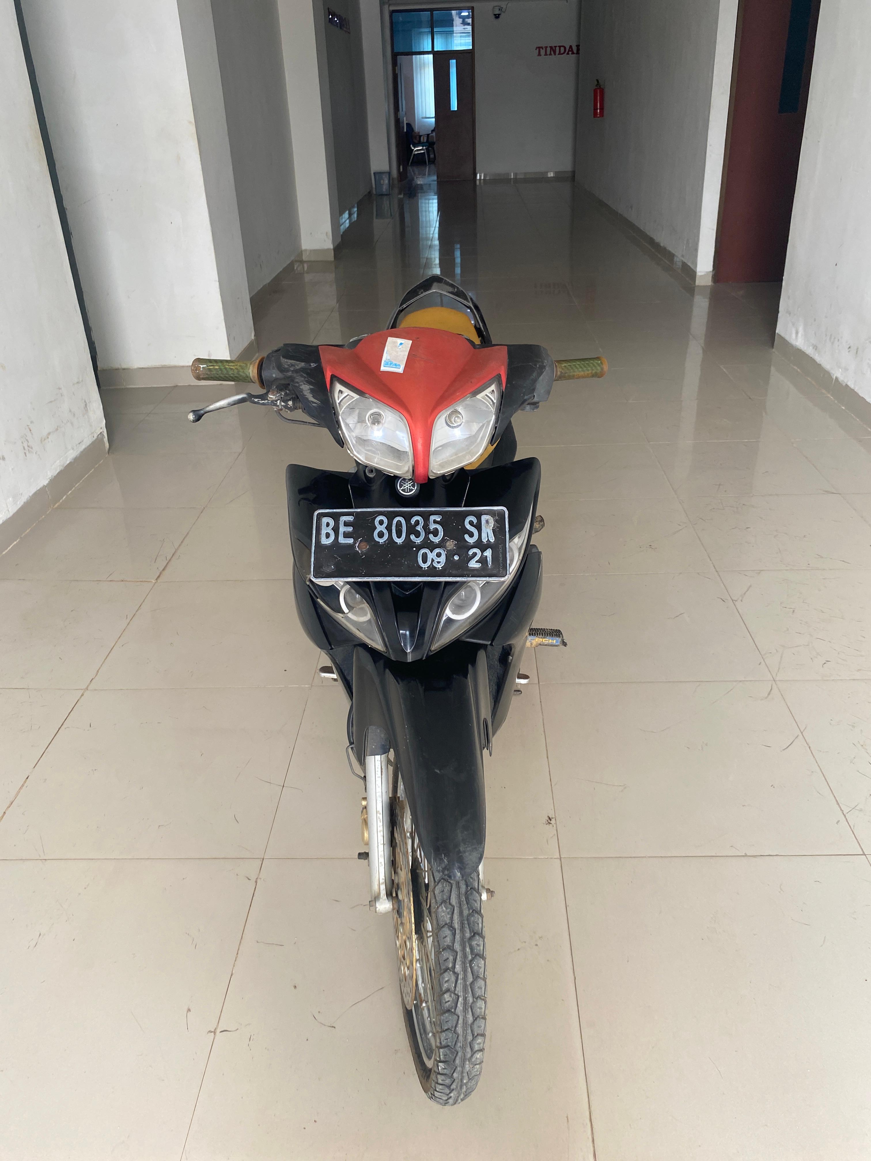 sepeda motor Yamaha Jupiter Z wamna hitam. tahun pembuatan 2011. No.Pol. BE 8035 SR. No. Ka. MH331B003BJ860742. No. Sin. 31B-860892. a.n. Nurdin