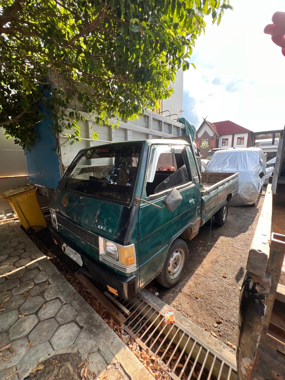 1 (satu) unit mobil merk Mitshubishi jenis pick up warna hijau hitam dengan Nopol : DA 9875 AE, nomor rangka L300-008332 dan Nomor Mesin : 4G32C-688272, beserta kunci kontak