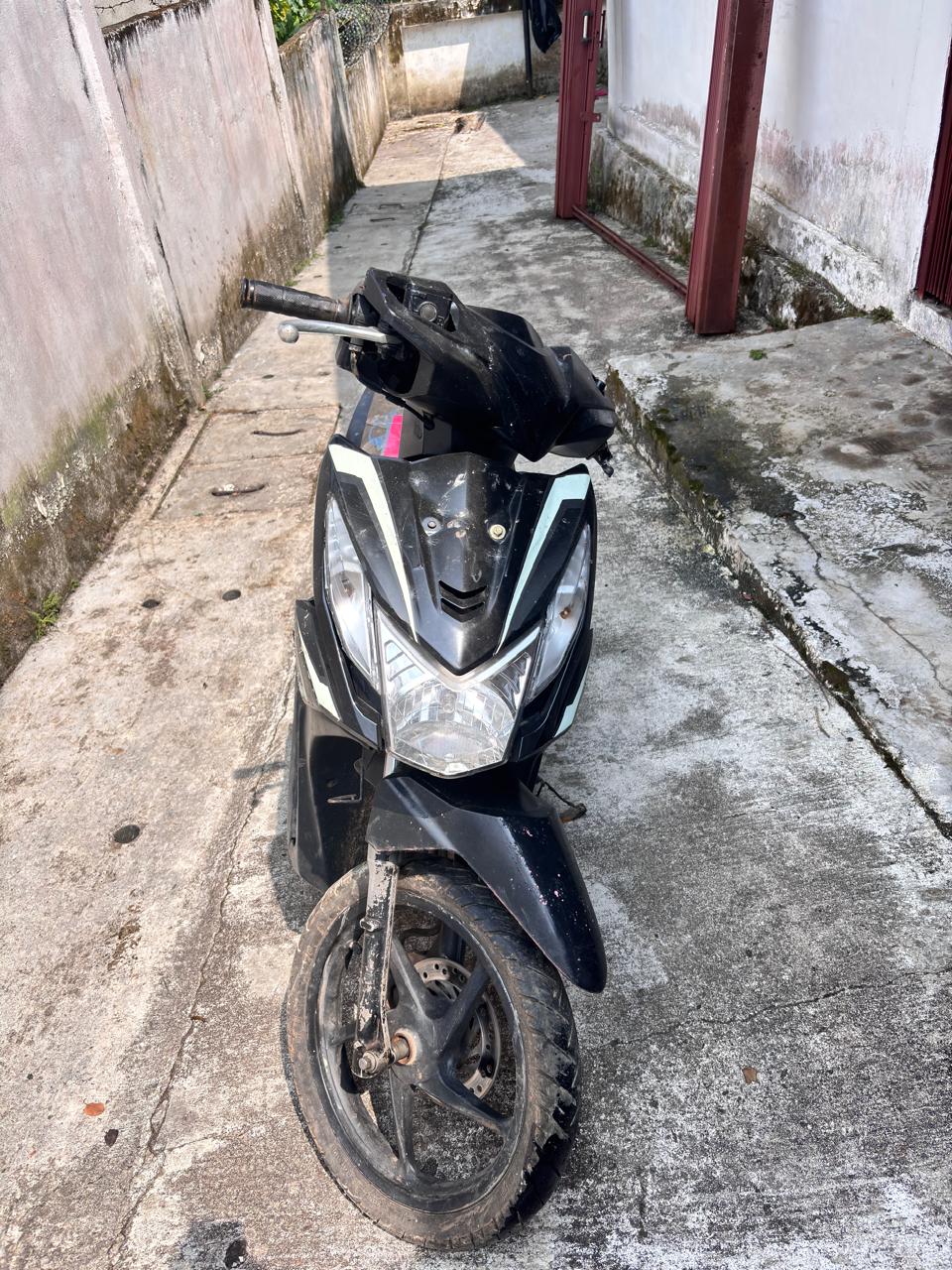 Sepeda motor honda beat, warna hitam, nomor rangka :  terhapus/digesek, Nomor mesin : terhapus/digesek, dengan ciri – ciri tidak memiliki plat nomor mesin dan spion