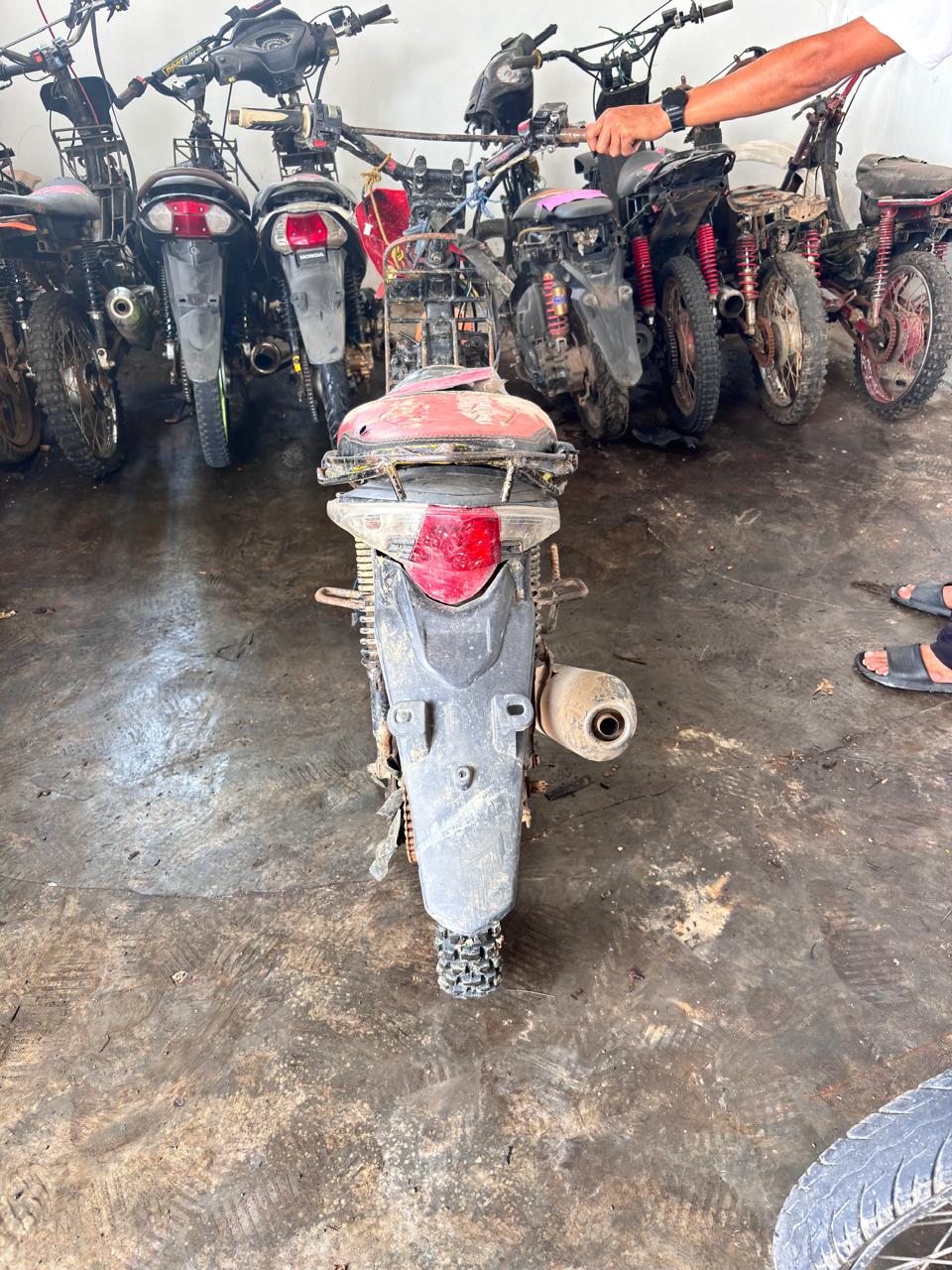 sepeda motor honda Revo warna hitam, tanpa pelat nomor dan body, nomor rangka 9412, nomor mesin JBC2E01399