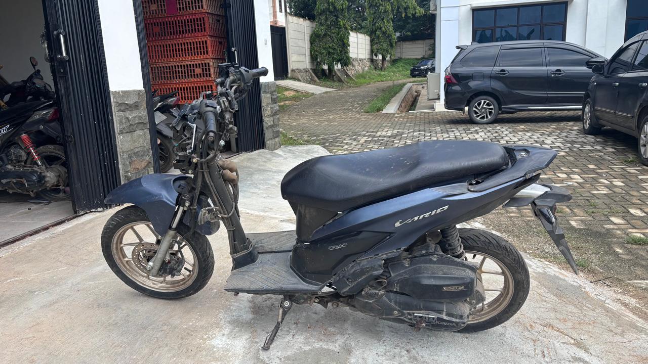 motor Honda Vario warna biru navy dengan Nomor Rangka; MH1JM511XKK261814, Nomor Mesin; JM51E1261873, tanpa Nomor Polisi