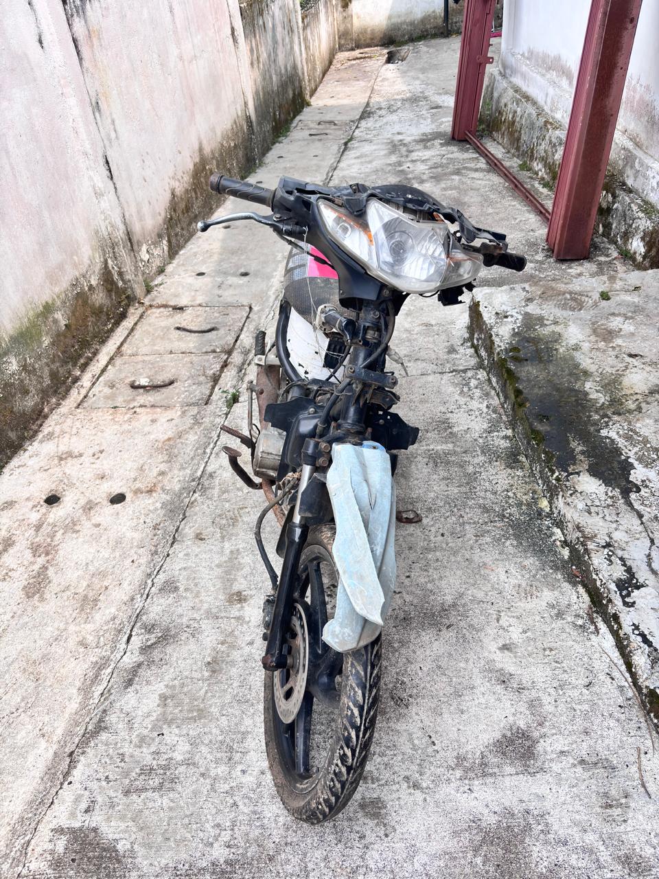  sepeda motor dengan rincian :
Sepeda motor honda revo warna hitam, nomor rangka MH1JBE83K045952, no mesin : JBE1E1369426, dengan ciri – ciri shock belakang warna merah dan tidak mempunyai body 
