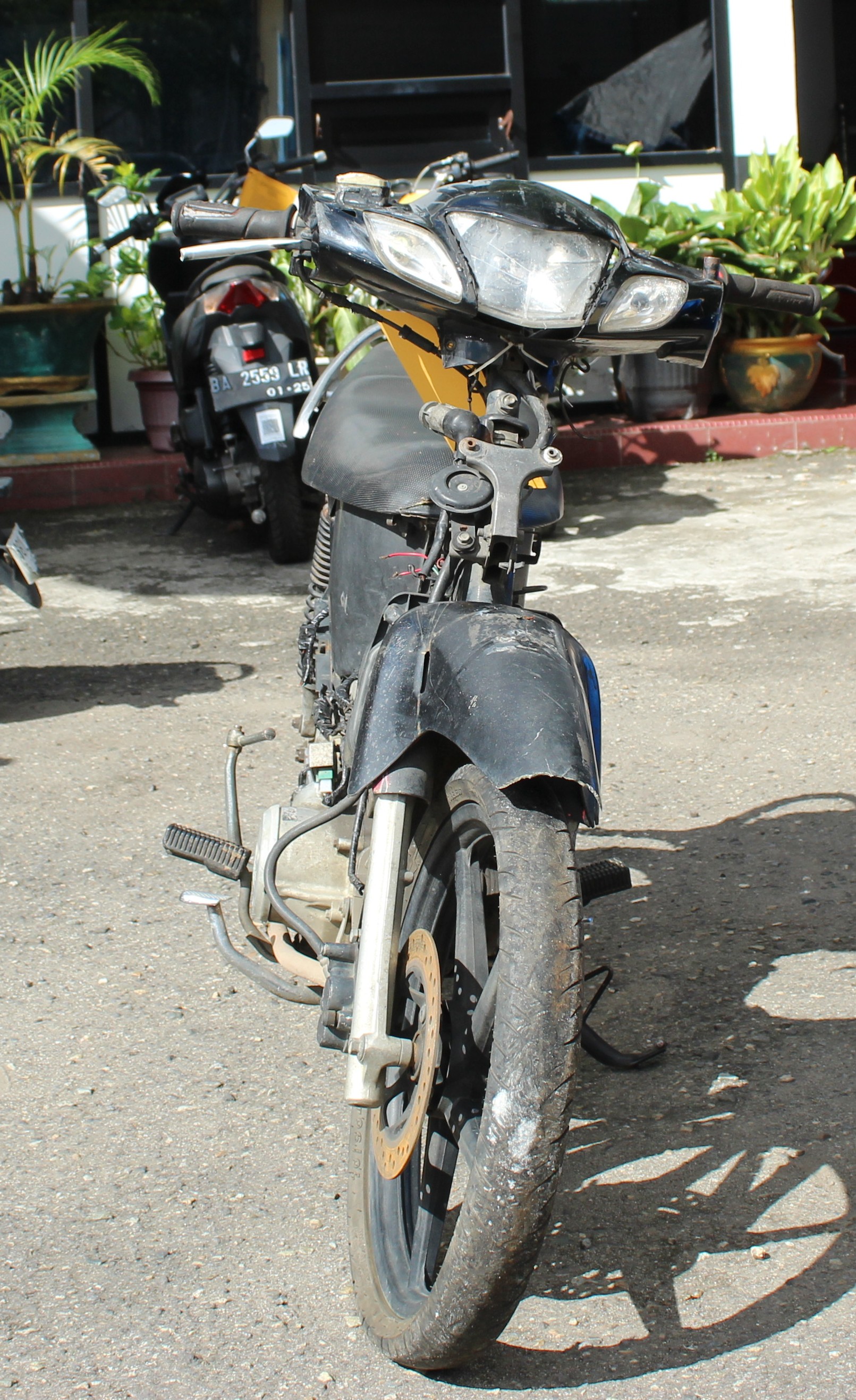 1 (satu) unit Sepeda motor jenis bebek Honda Karisma warna hitam trondol tanpda body tanpa Nopol dan kunci kontak