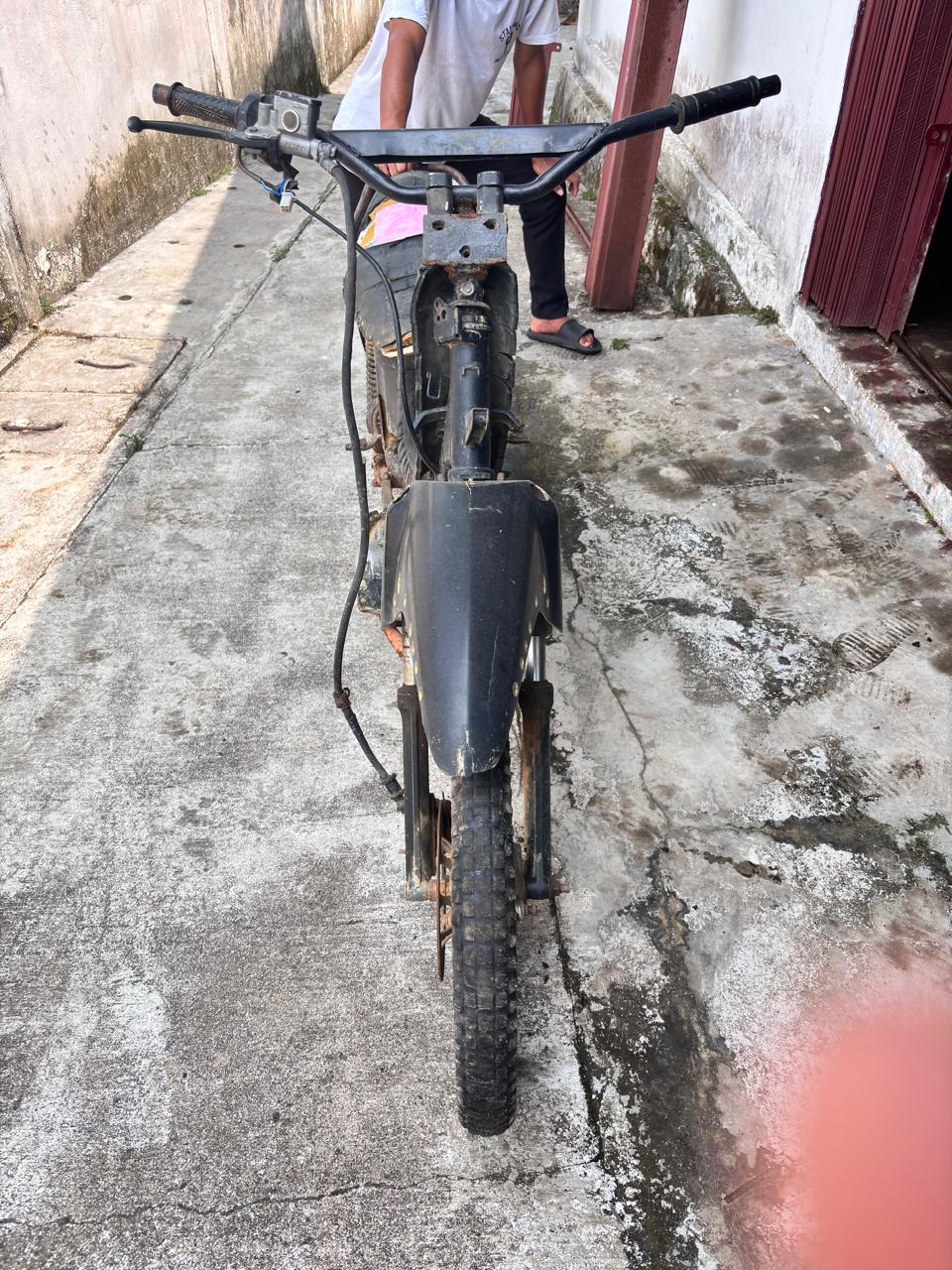 kendaraan R2 Merk Supra Fit warna HITAM gerandong dengan Nomor Polisi BD 2273 AT, dengan, No. Mesin: HB32E1059720, No. Rangka: MH1HB321X6K061660;