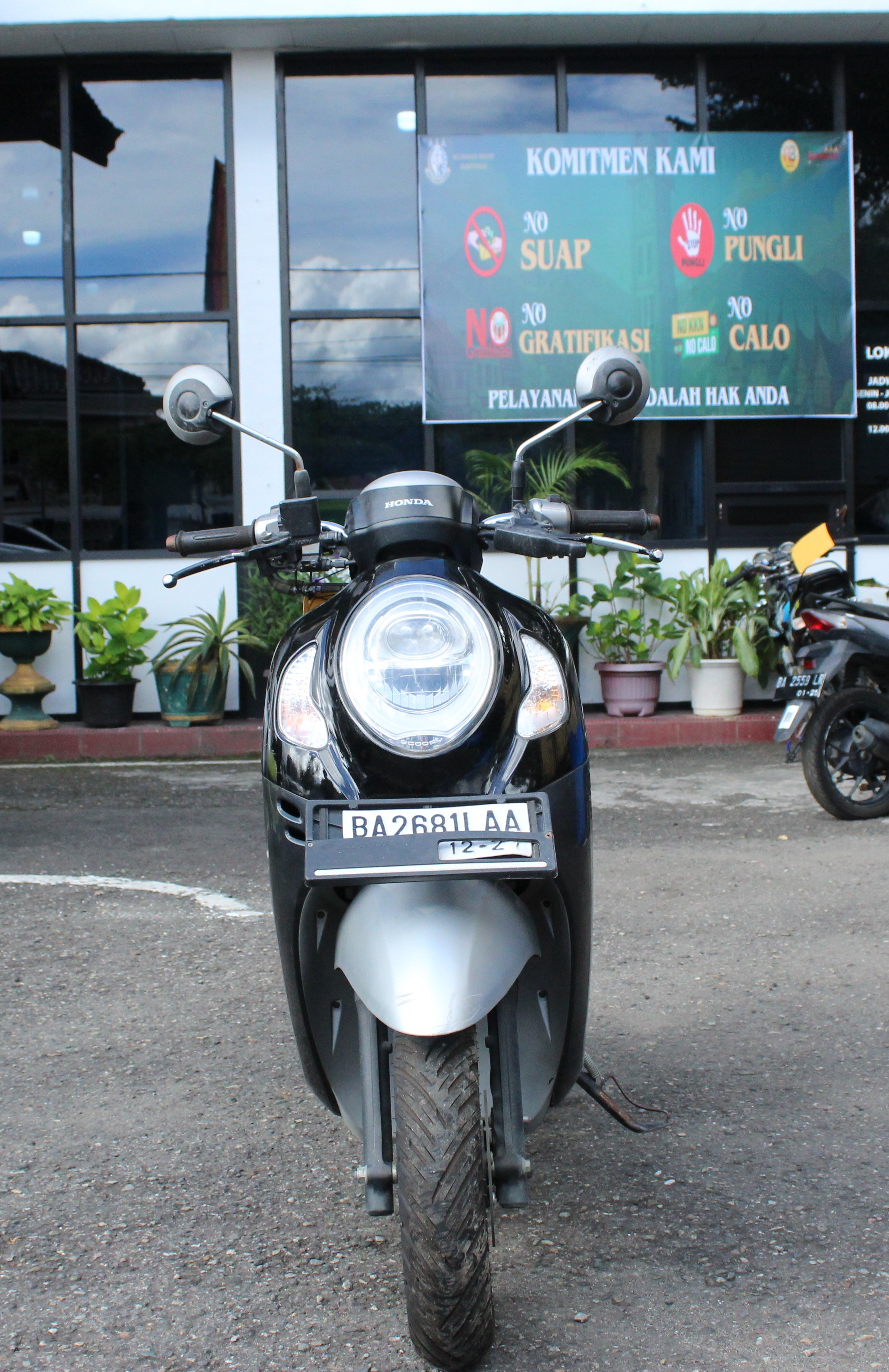 1 (satu) unit sepeda motor merk honda scoopy warna hitam dengan Nopol BA 2681 LAA.