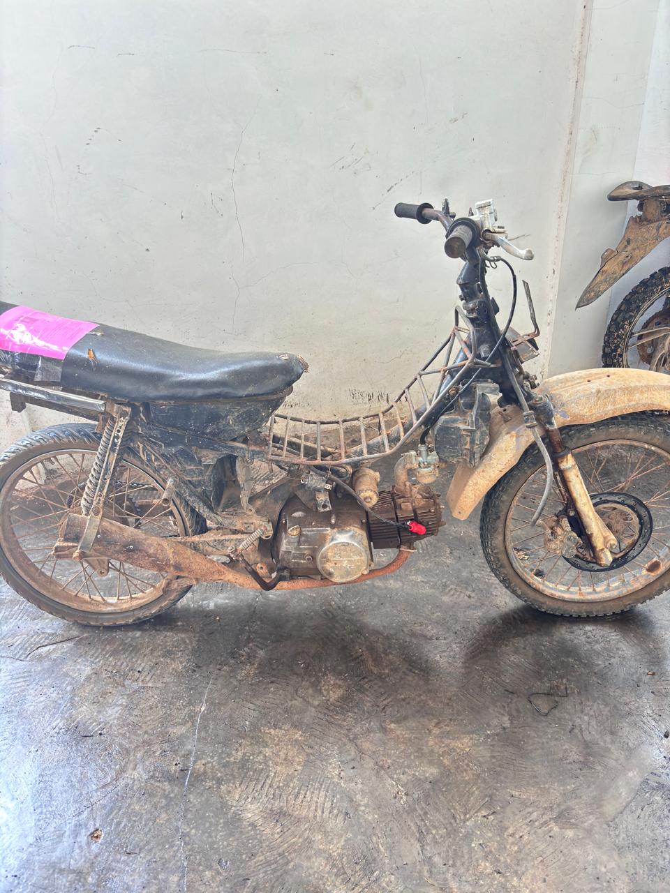 Sepeda motor (jambrong) merk viar tanpa body tanpa nomor mesin tanpa nomor rangka dan tanpa nomor polisi