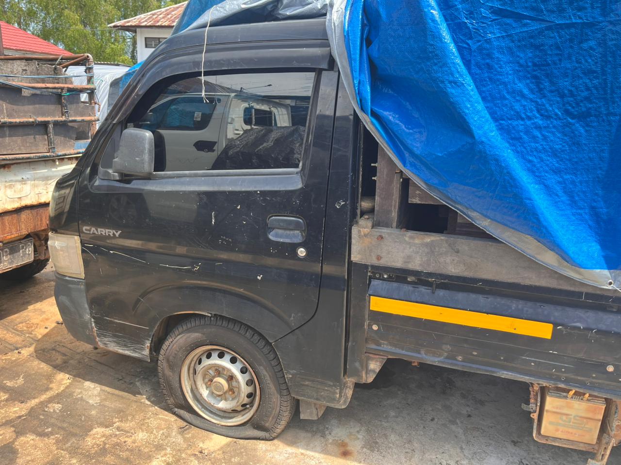 1 (satu) Unit Pick Up Merk Suzuki Mega Carry Warna Hitam Tahun 2023 Beserta Kayu Olahan Ulin/Indah Sebanyak 84 Keping