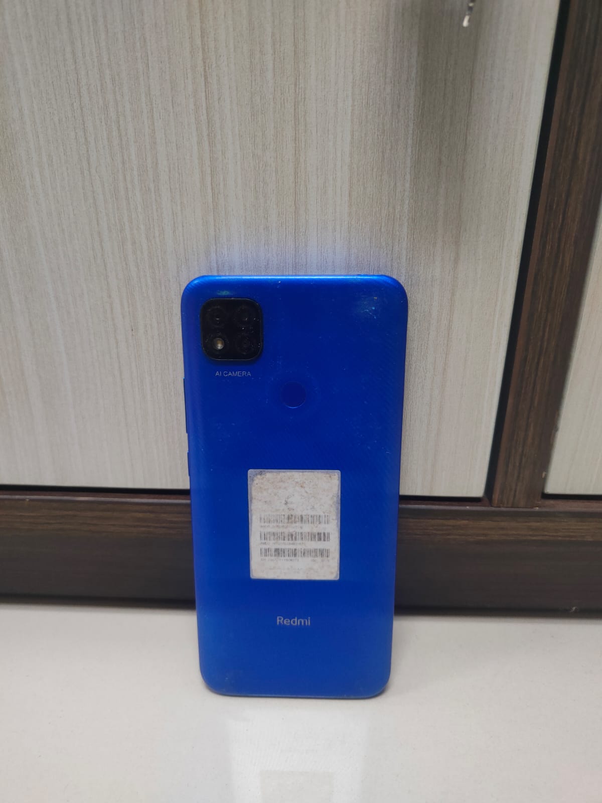 Handphone merk Redmi C9 wama Biru dengan Casing warna hijau