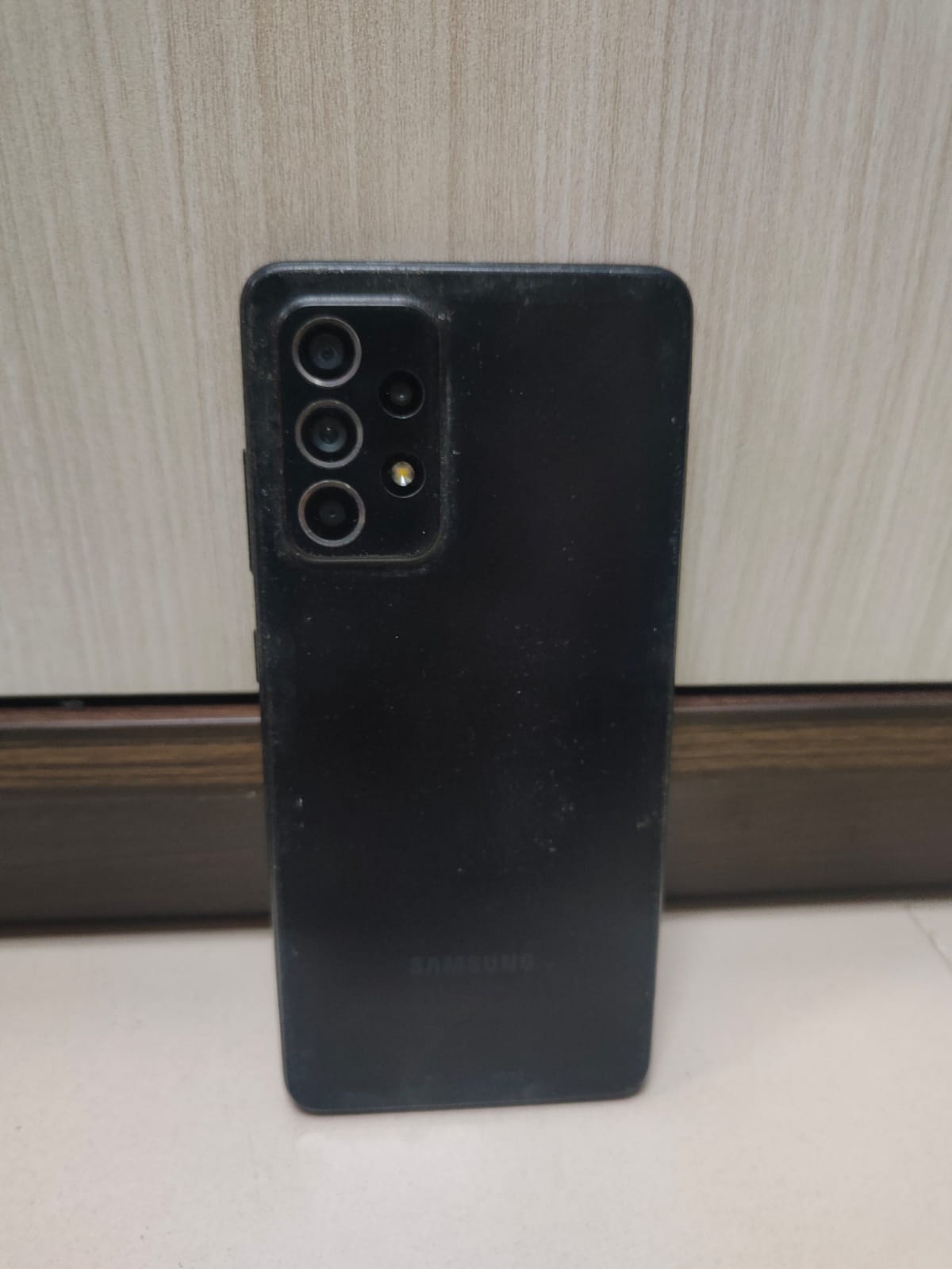 Handphone warna hitam merk Samsung type Galaxy A52