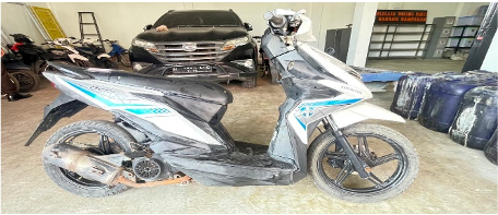 Sepeda Motor Jenis Honda Beat Berwarna Putih.