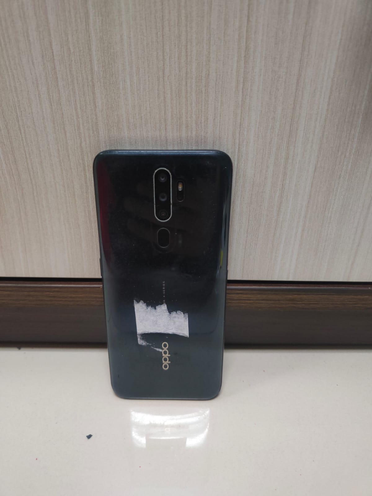 Handphone merek Oppo type A5 berwarna hitam