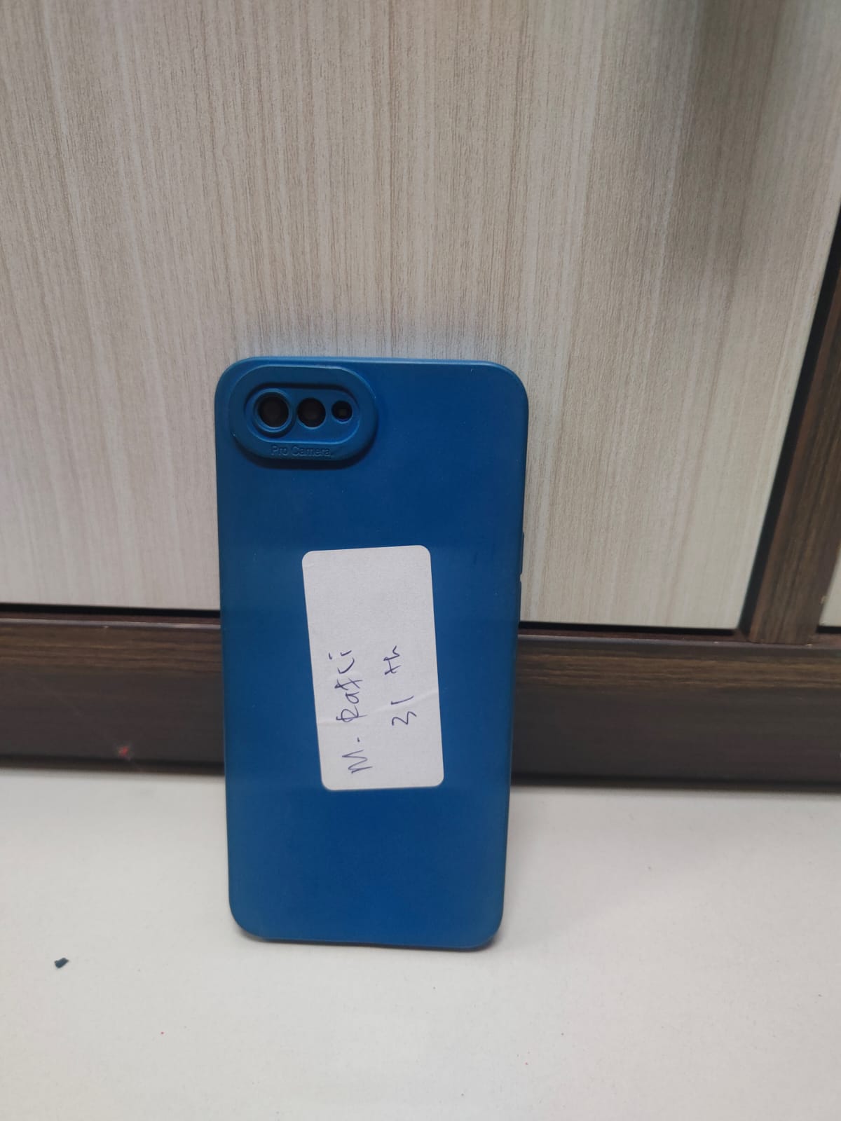 Handphone merek Realme type C2 berwarna biru