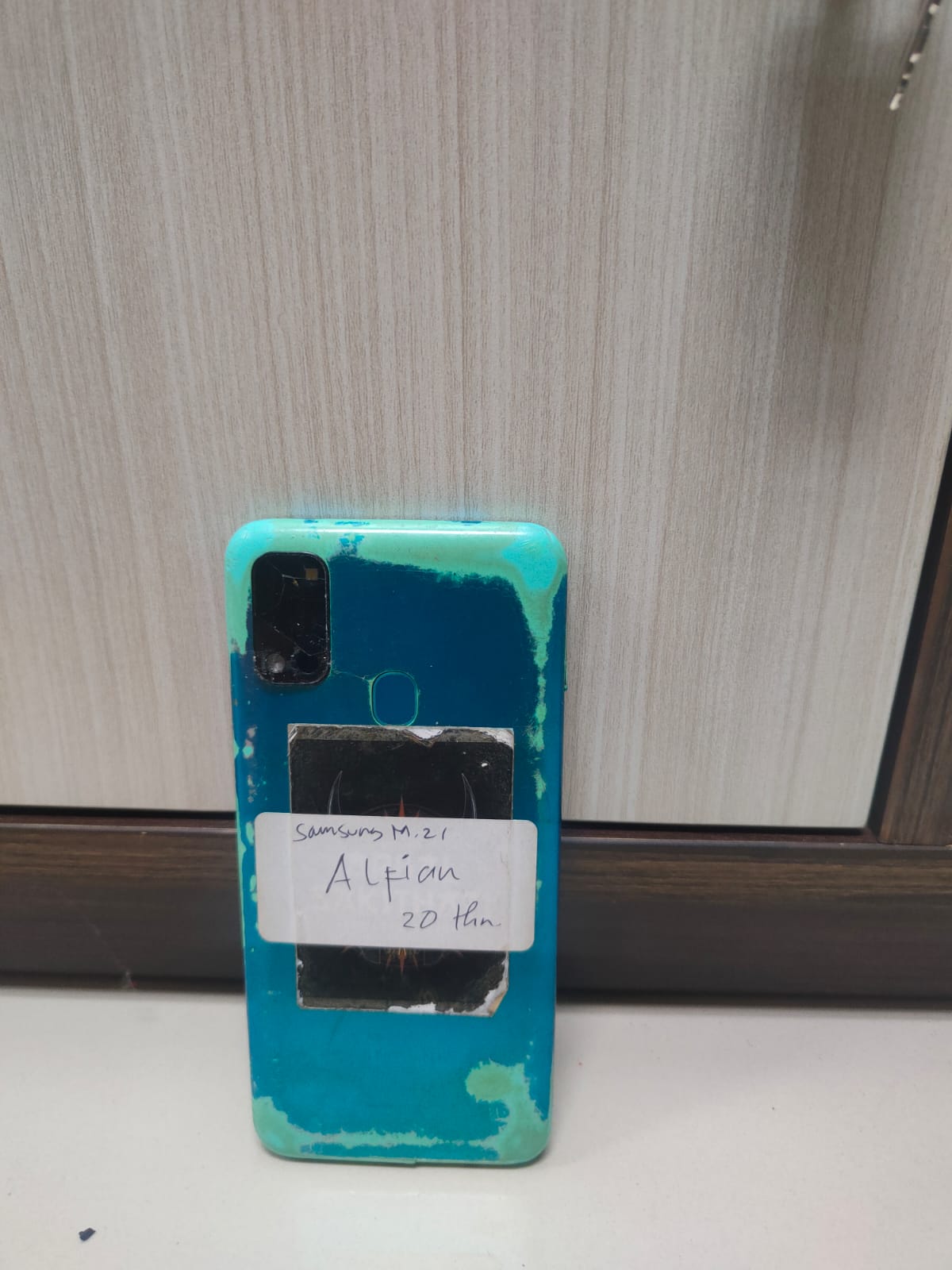 Handphone merek Samsung Galaxy Type M21 berwarna biru