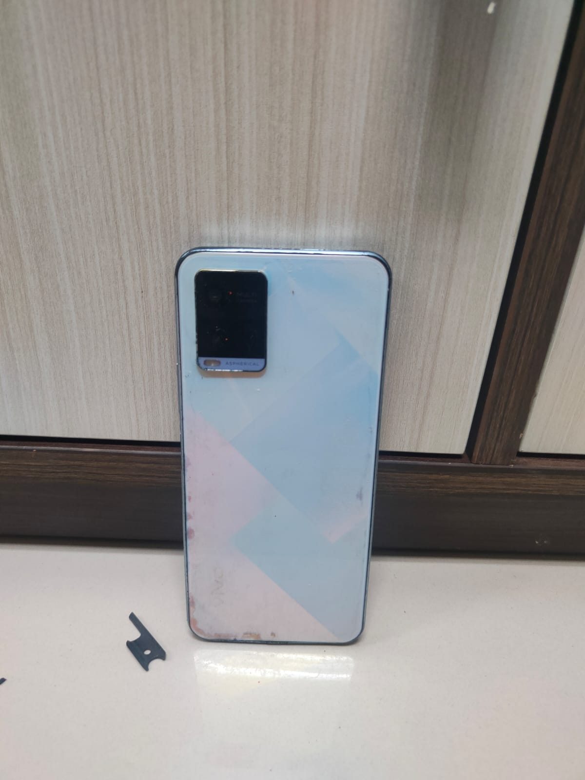 1 (satu) unit Handphone Vivo Y21. warna biru. Imei 1 860735059134395. imel 2 860735059134387. No WA 0895-2870-4051.