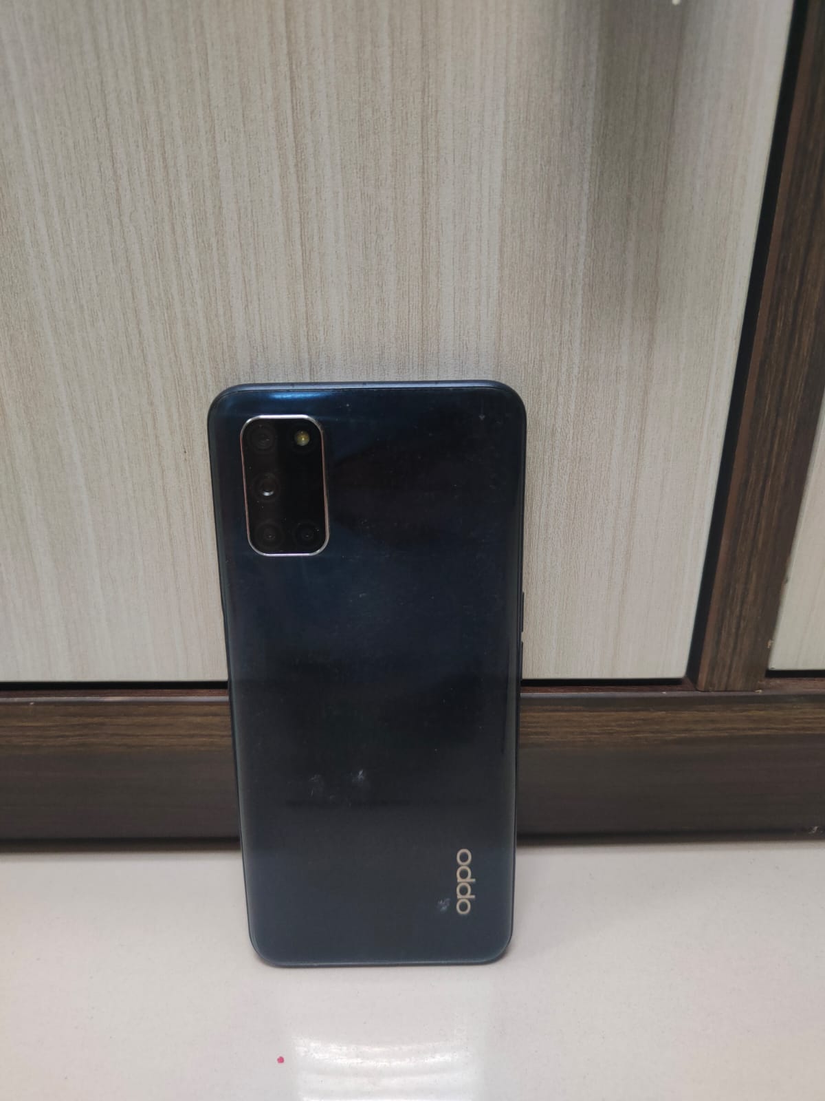 Handphone merk Oppo warna biru