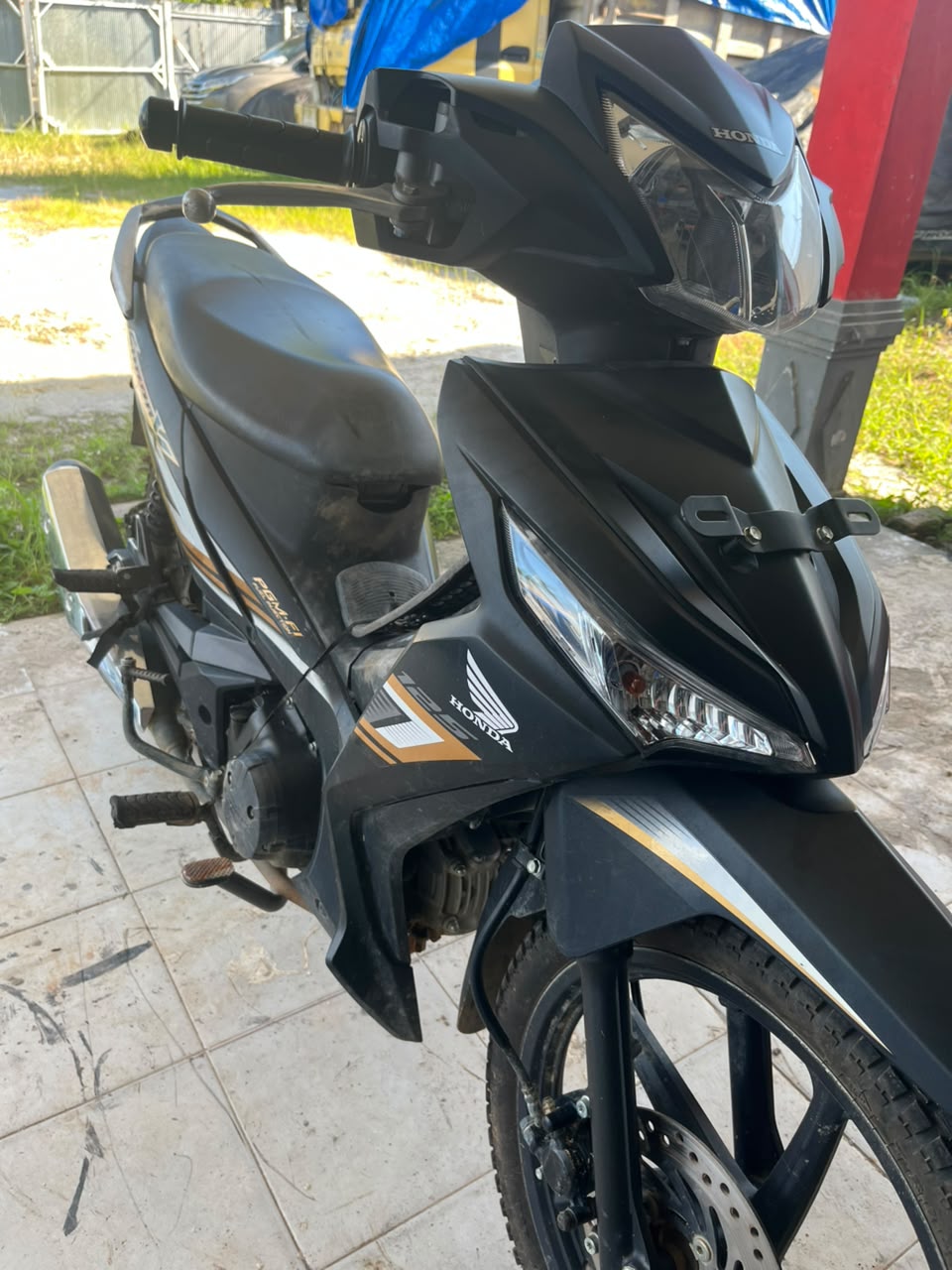 sepeda motor Merk honda warna hitam tanpa nopol
