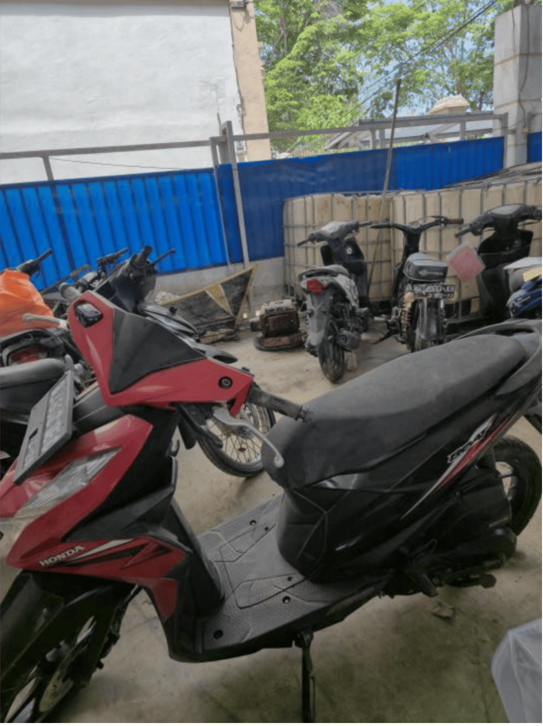 1 (satu) unit sepeda motor honda beat warna merah hitam No Pol 4802 DBC, No Mesin: JM81E1183990;