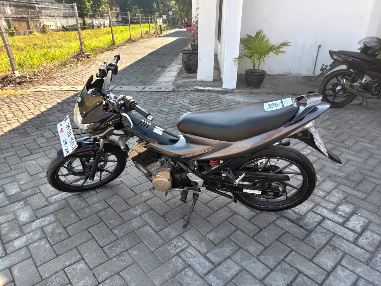 1 (satu) unit sepeda motor suzuki satria warna abu-abu hitam dengan nopol N-3130-TDJ beserta kunci kontaknya;