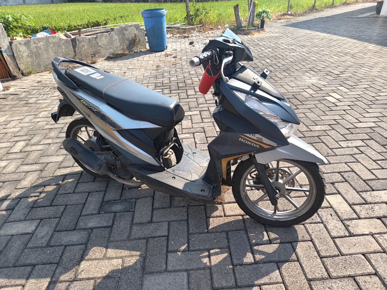 1 (satu) unit sepeda motor merk Honda Beat berwarna Electro Blue Black dengan Nosin JM91E2252567 Noka MH1JM9126NK257358.