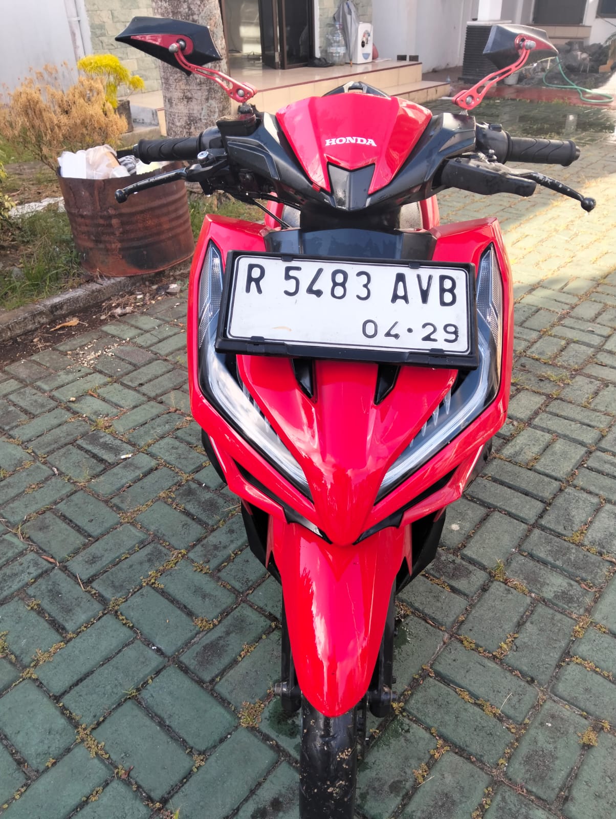 1 unit sepeda motor merk HONDA type VARIO warna merah dengan nomor R 5483 AVB