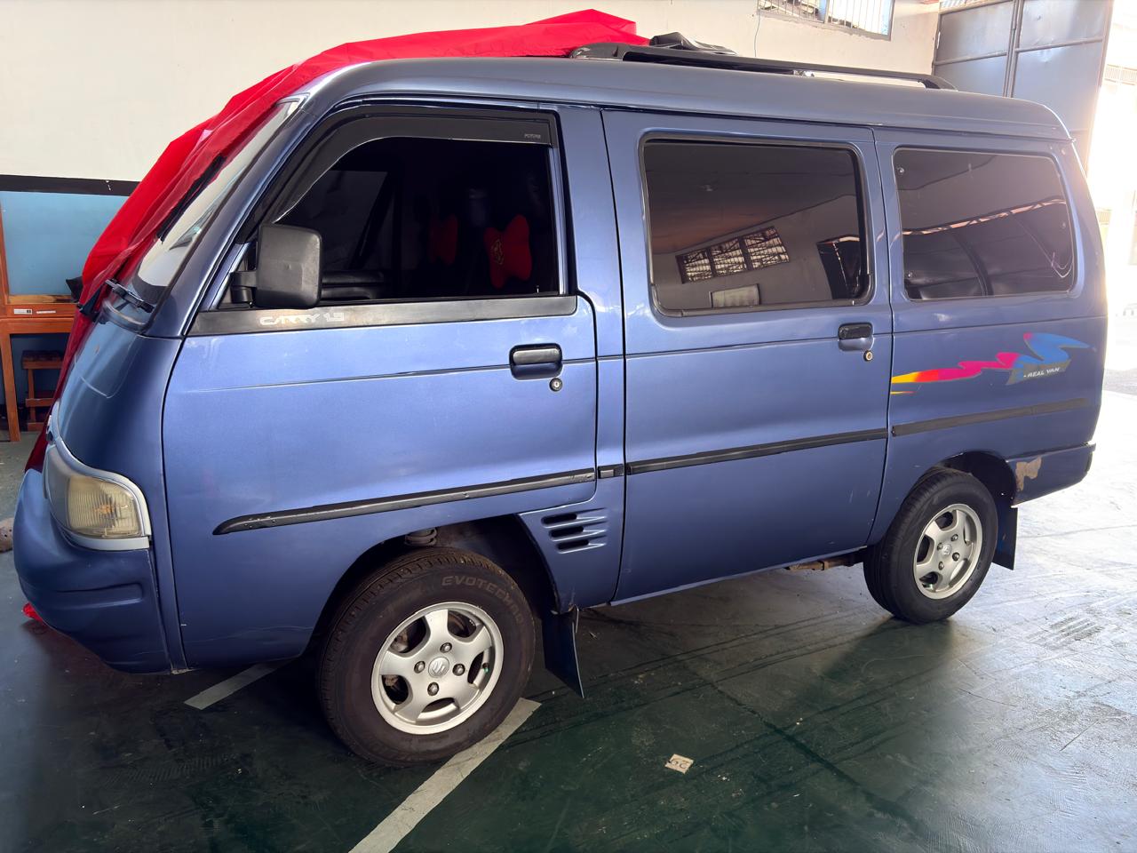 Kendaraan mobil merk Suzuki Futura biru Metalik