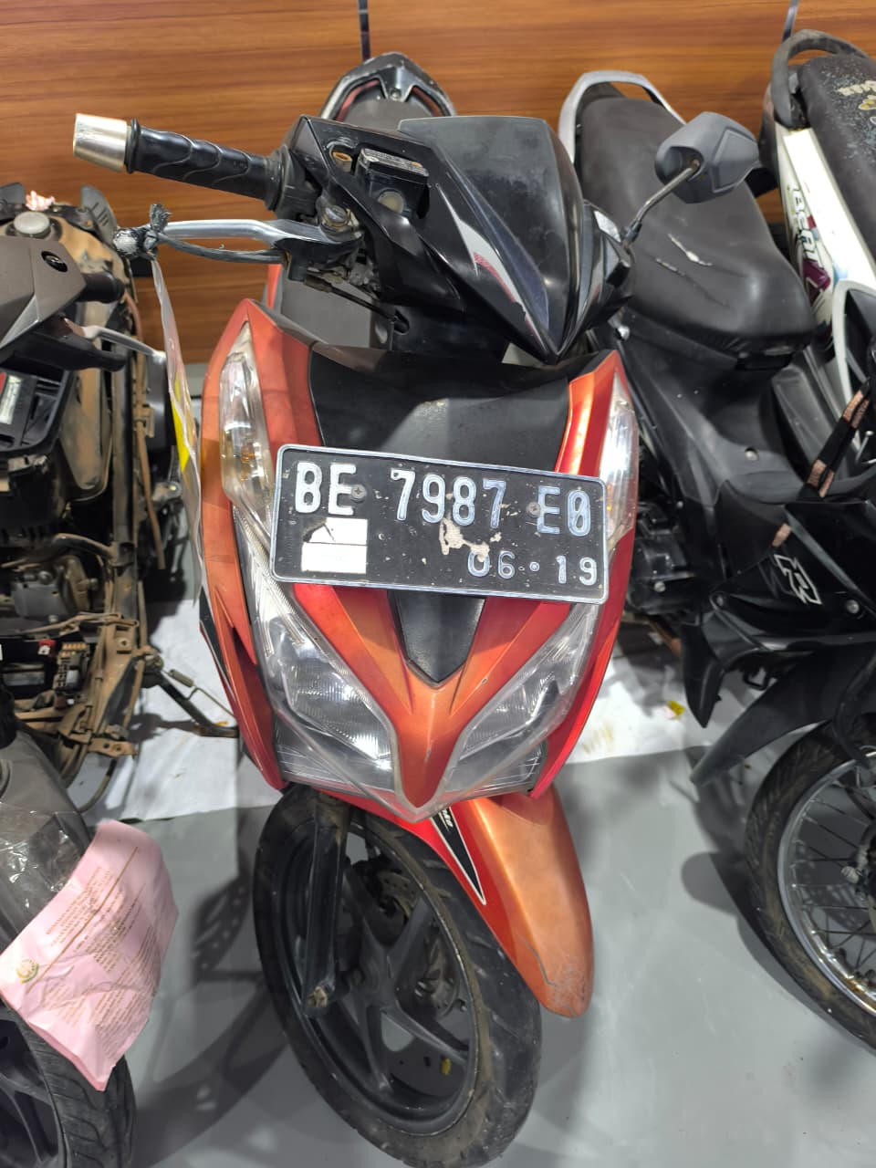 Sepeda motor merk honda tipe vario 125 warna hitam merah nomor polisi BE 7987 EO nomor rangka MH1JFJ112EK11853 nomor mesin JFJ1E1121111;