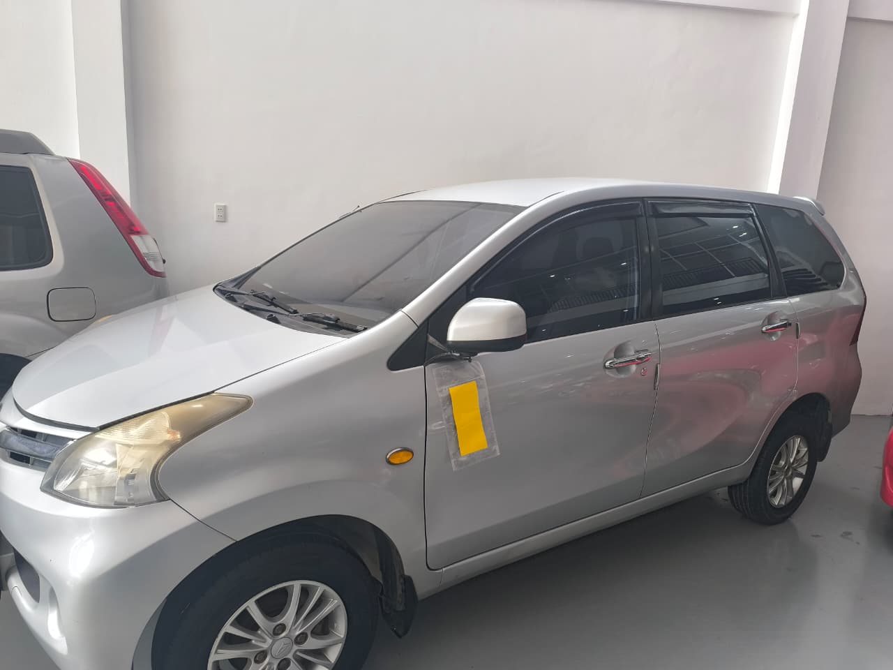 kendaraan mobil merek Daihatsu Xenia wama silver nomor polisi B 1978 UZC nomor kerangka (MHKV1AA2JCK010526) nomor mesin (DP65784);