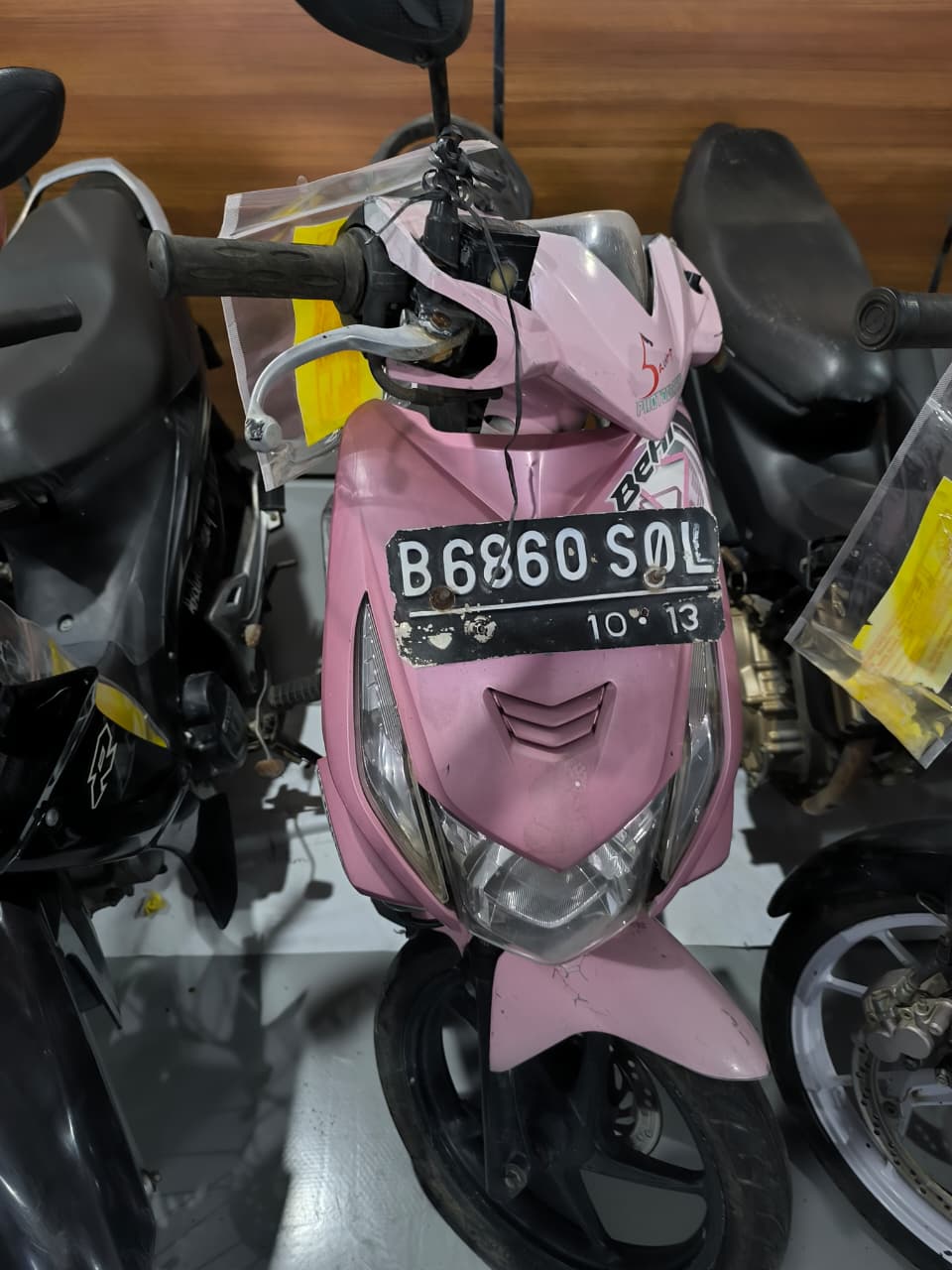Sepeda motor merk Honda Beat warna Pink kombinasi Putih Nomor Polisi B 6860 SOL