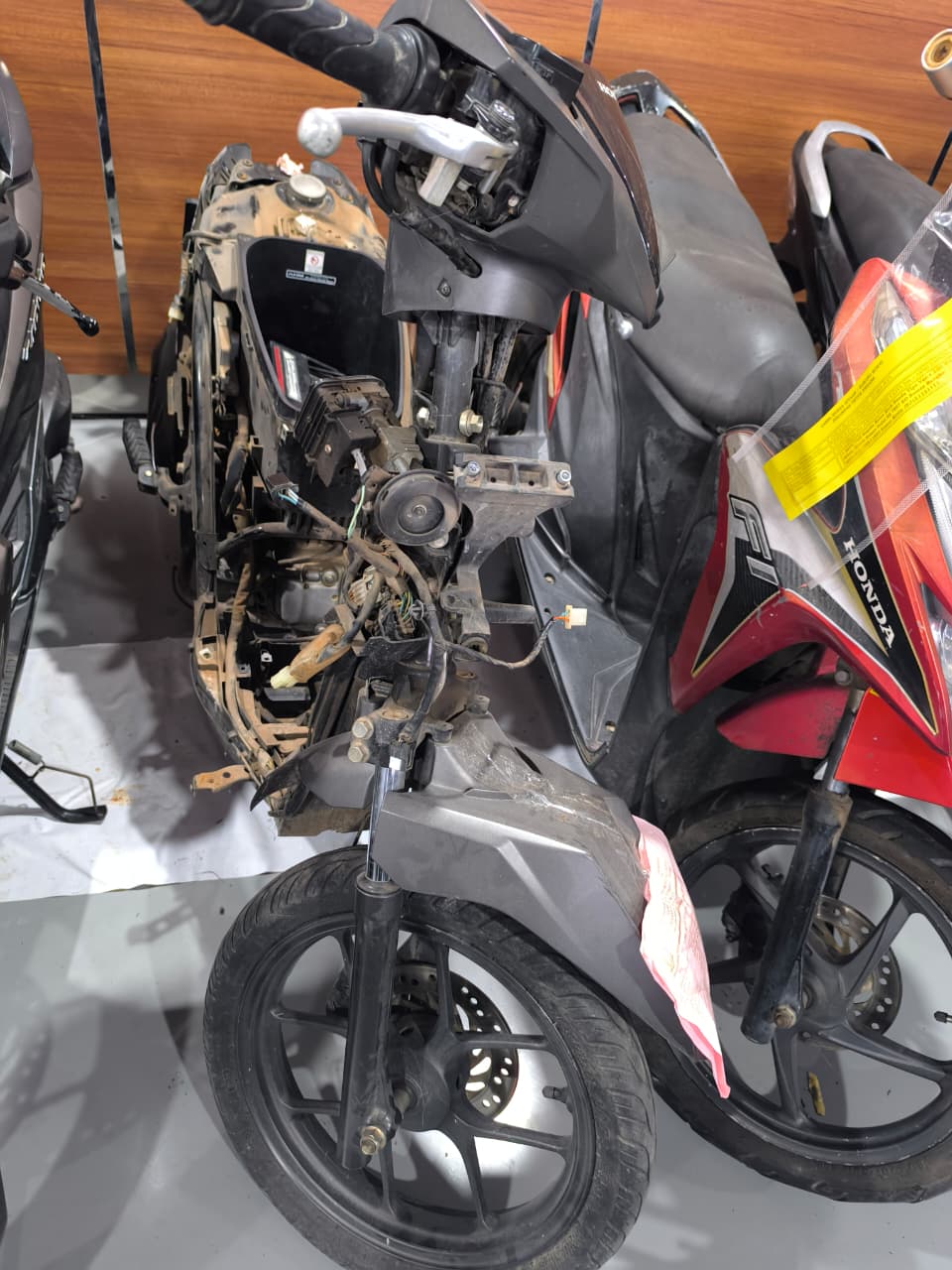 kendaraan sepeda motor honda beat warna silver tahun 2023 dengan nomor polisi BE 2895 NDQ nomor rangka MH1JM9126PK959134 nomor mesin JM91E2956939,